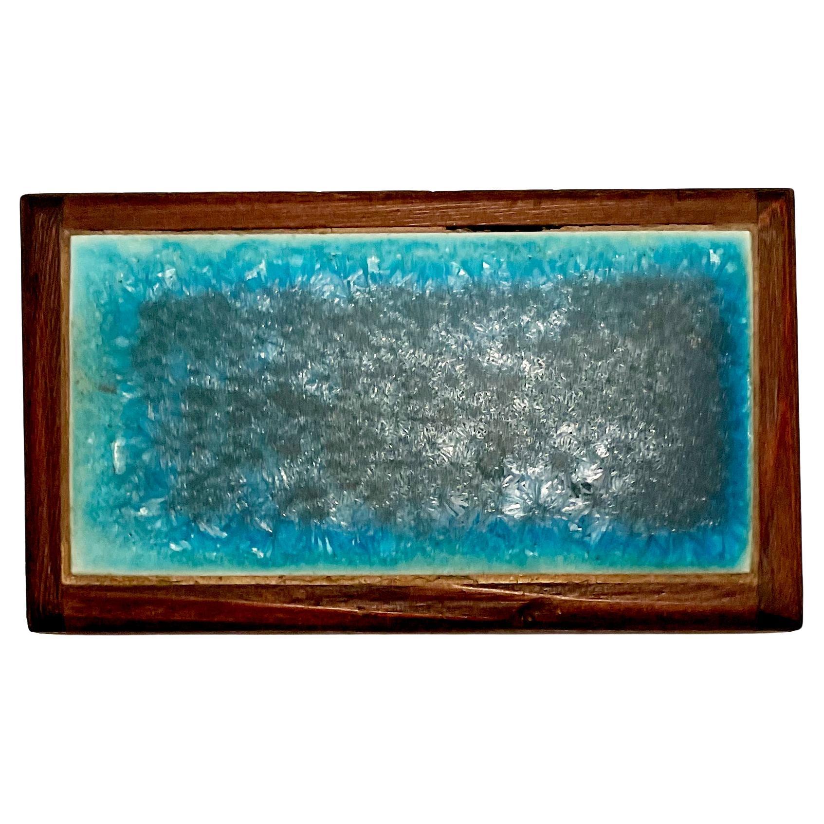 Boîte en bois de rose faite à la main avec des carreaux bleus craquelés créés par Doyle Lane. La boîte mesure 2