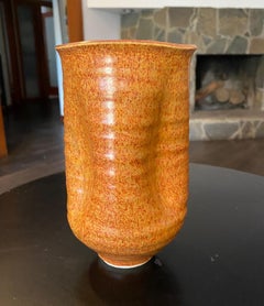 Doyle Lane Raro jarrón alto firmado de mediados de siglo con esmalte de lava y moteado pellizcado