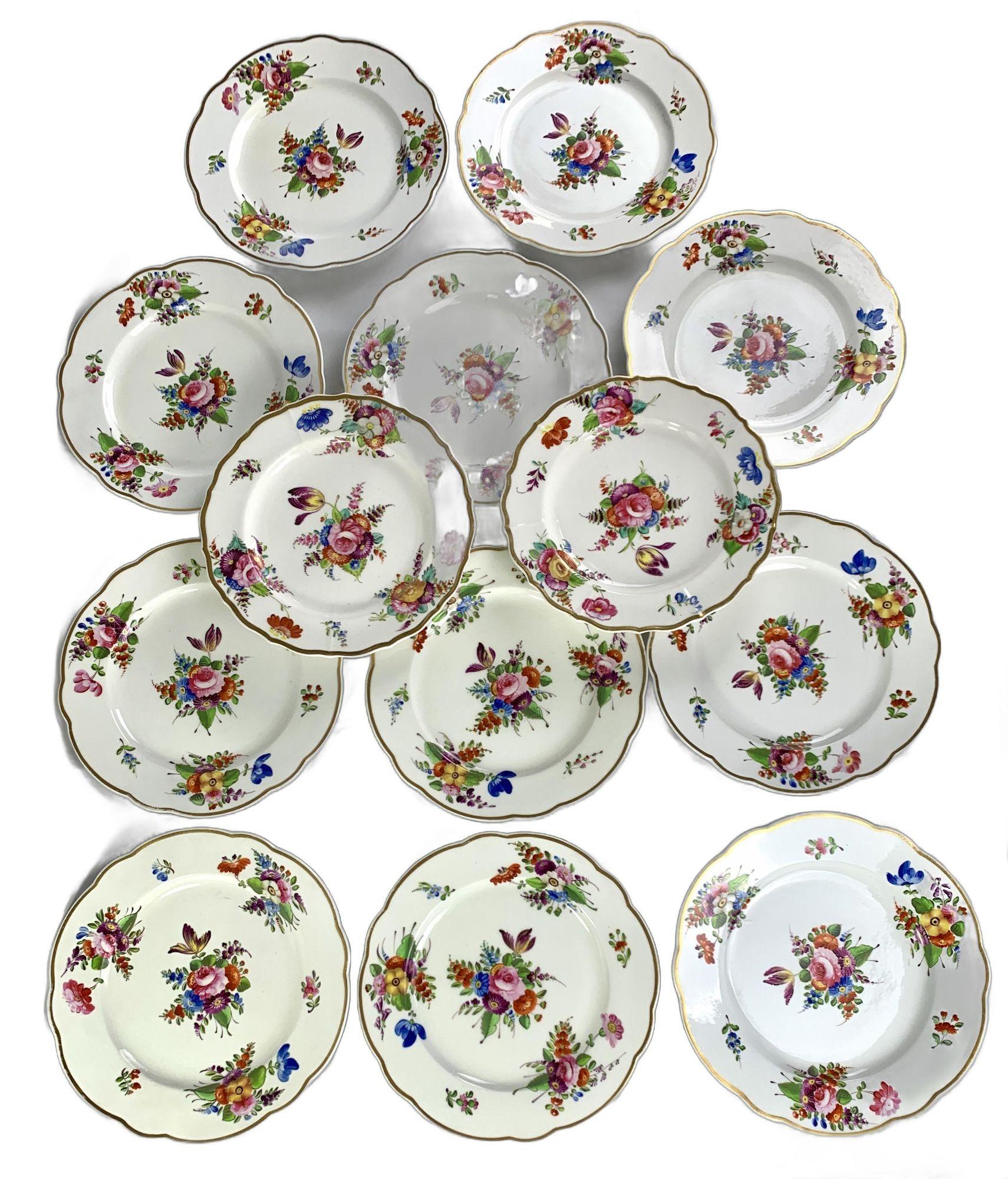 Questo set di 12 più 2 (14 in totale) piatti da pranzo o da dessert è stato dipinto a mano a Derby, in Inghilterra, intorno al 1815.
I piatti sono decorati con splendidi fiori estivi dipinti in brillanti smalti policromi.
Il bouquet centrale