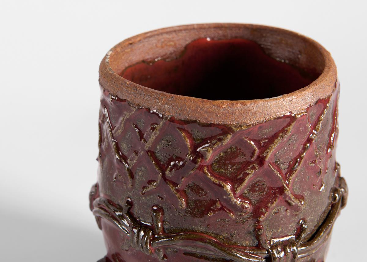 Dozer (geb. Jeremy Priola), Niedergehalten, glasierte Keramikvase, Vereinigte Staaten, 2022 im Zustand „Hervorragend“ im Angebot in New York, NY