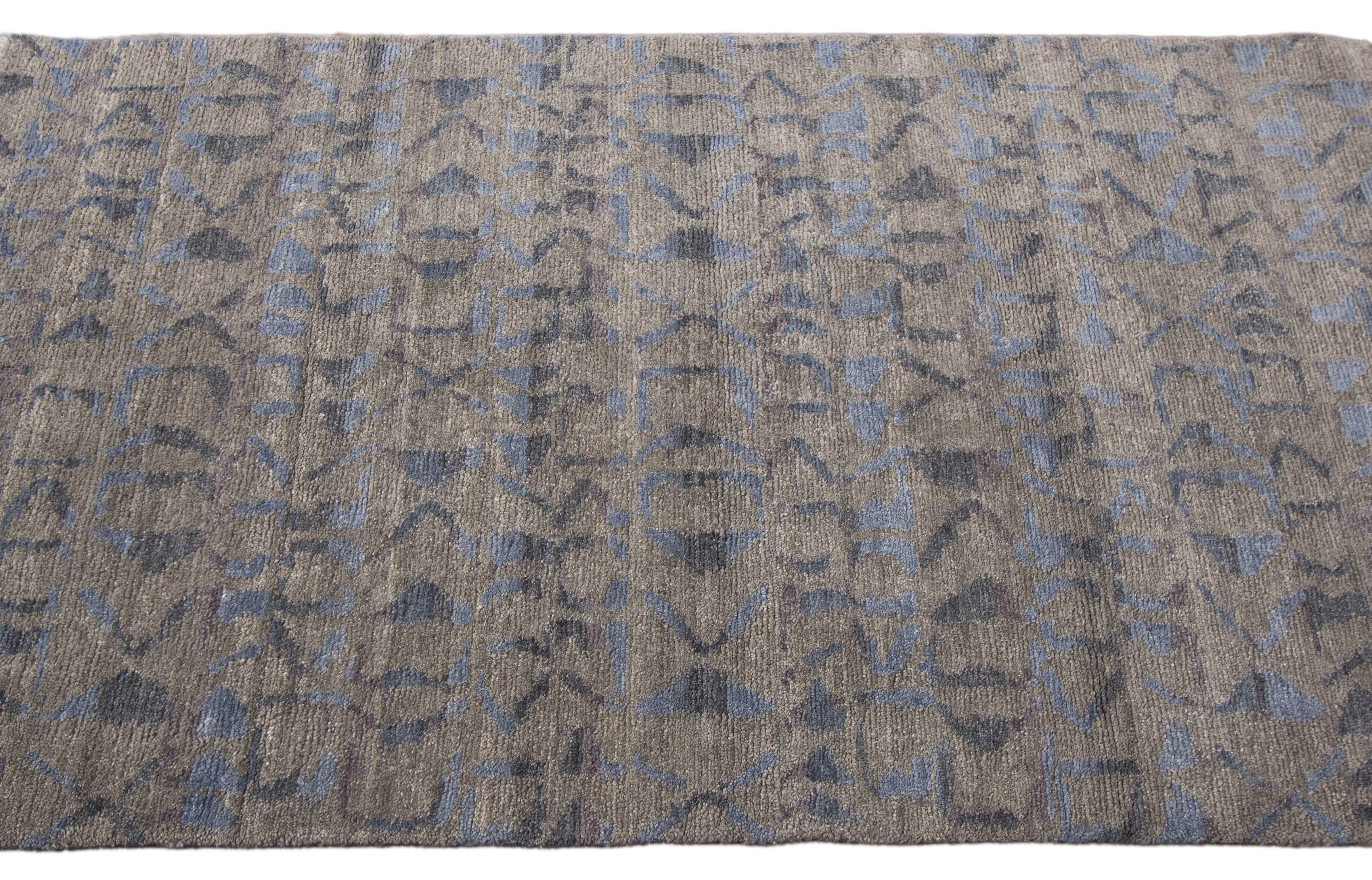 Tappeto annodato a mano con un disegno all-over in campo blu. Misure: 9' x 12'.