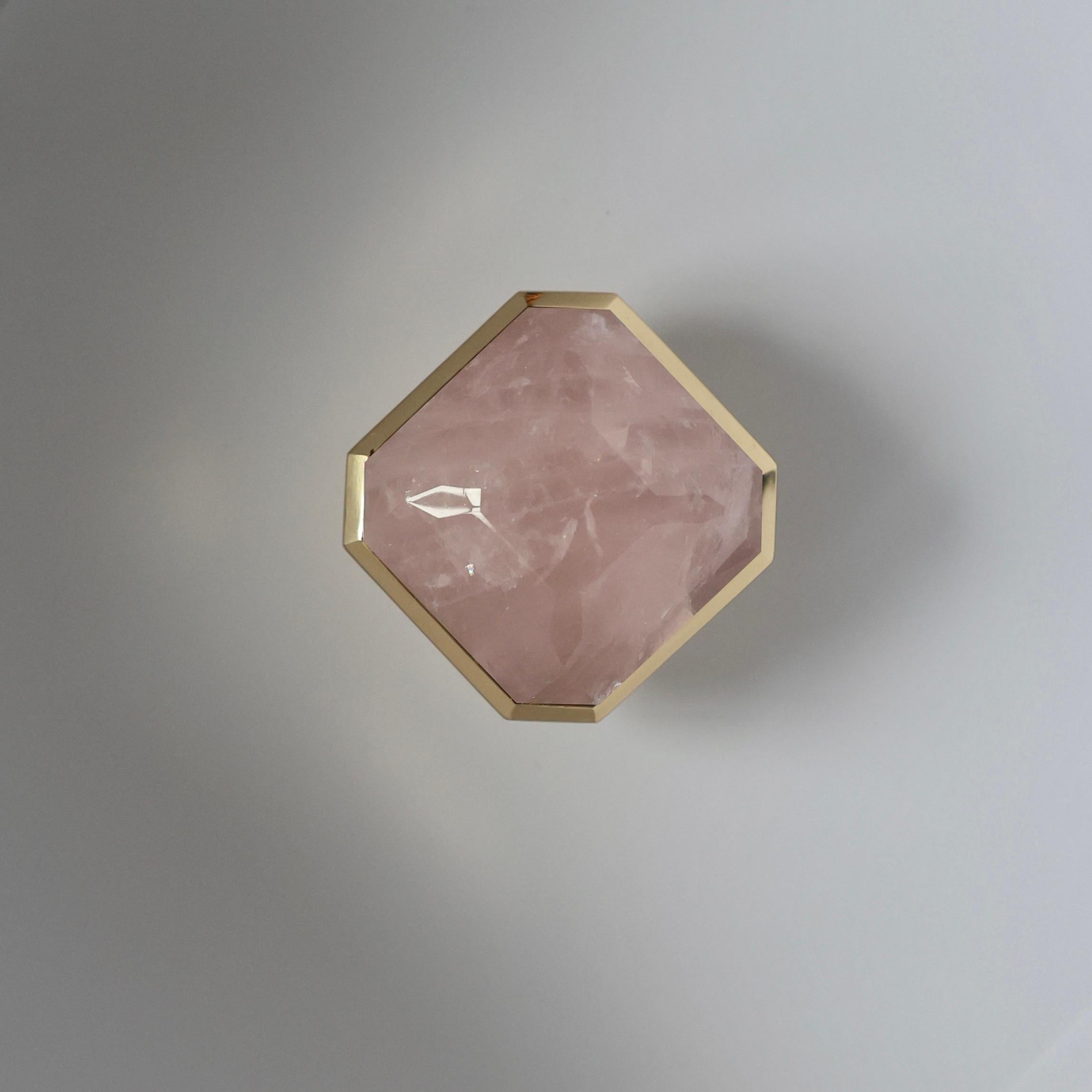 Knöpfe aus rosafarbenem Bergkristall mit Diamantschliff und poliertem Messingdekor, entworfen von Phoenix 

Metallausführung und individuelle Größe auf Anfrage.

