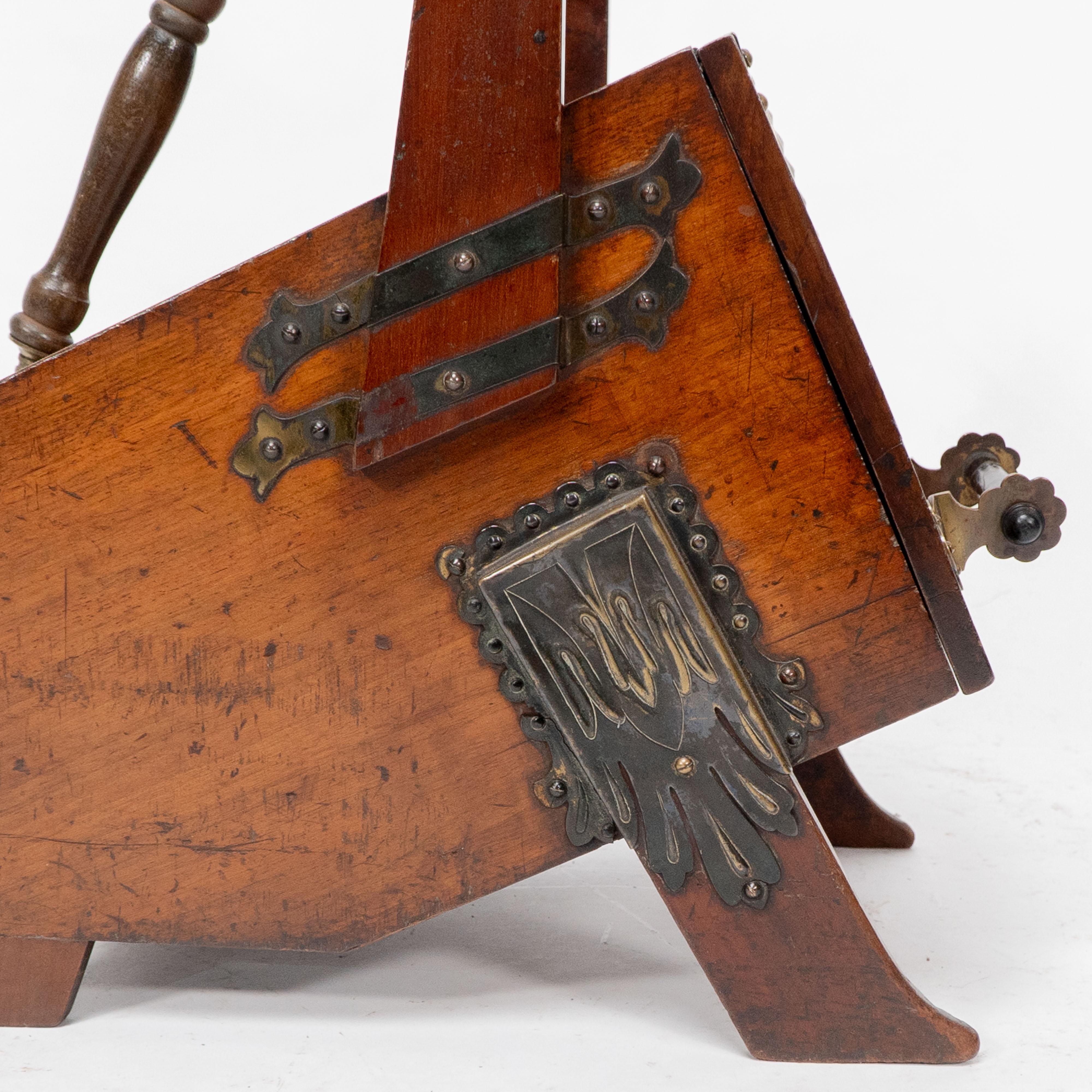 Dr C Dresser. Scatola per carbone in noce dell'Aesthetic Movement con pannelli in ottone stilizzati in vendita 4