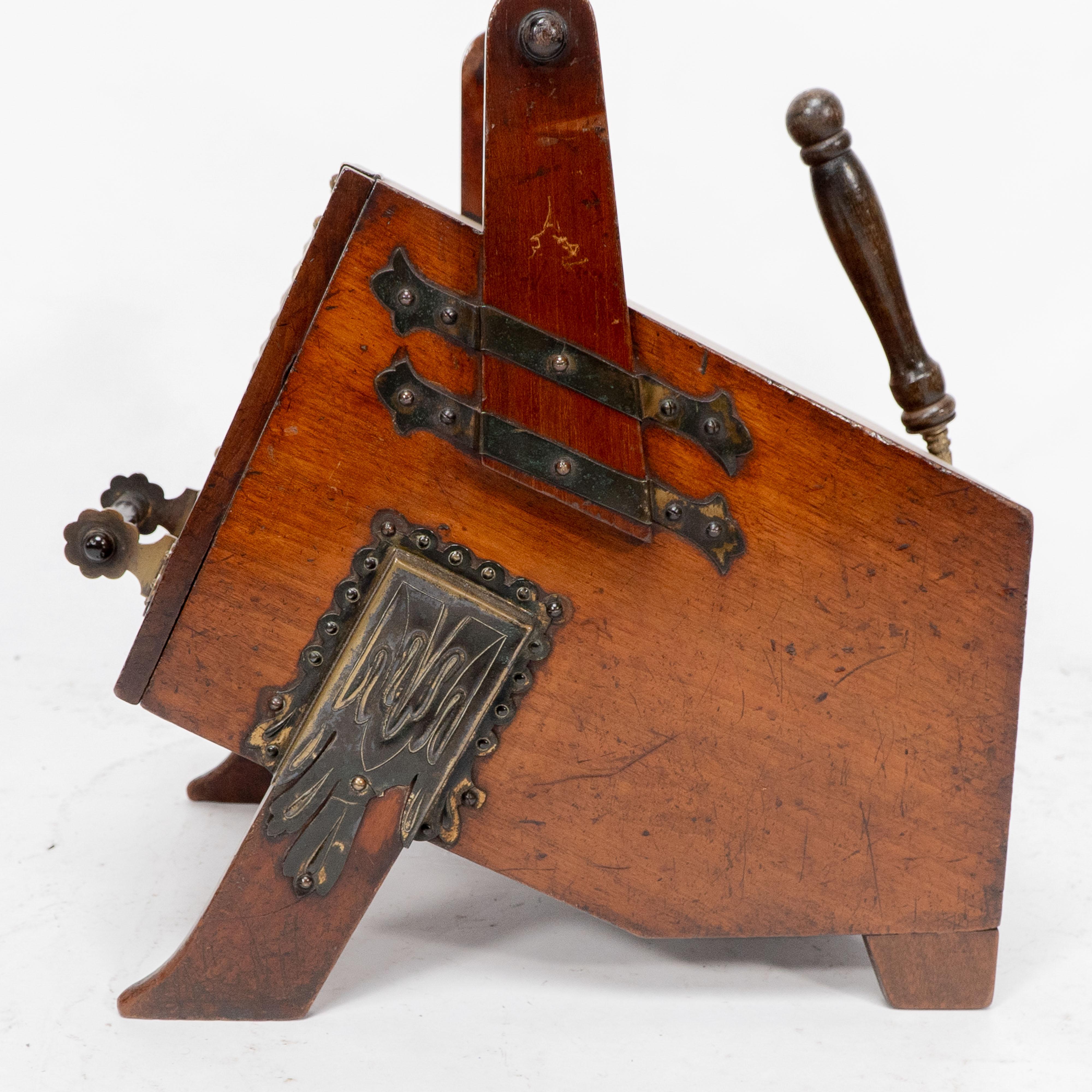 Dr C Dresser. Scatola per carbone in noce dell'Aesthetic Movement con pannelli in ottone stilizzati in vendita 5