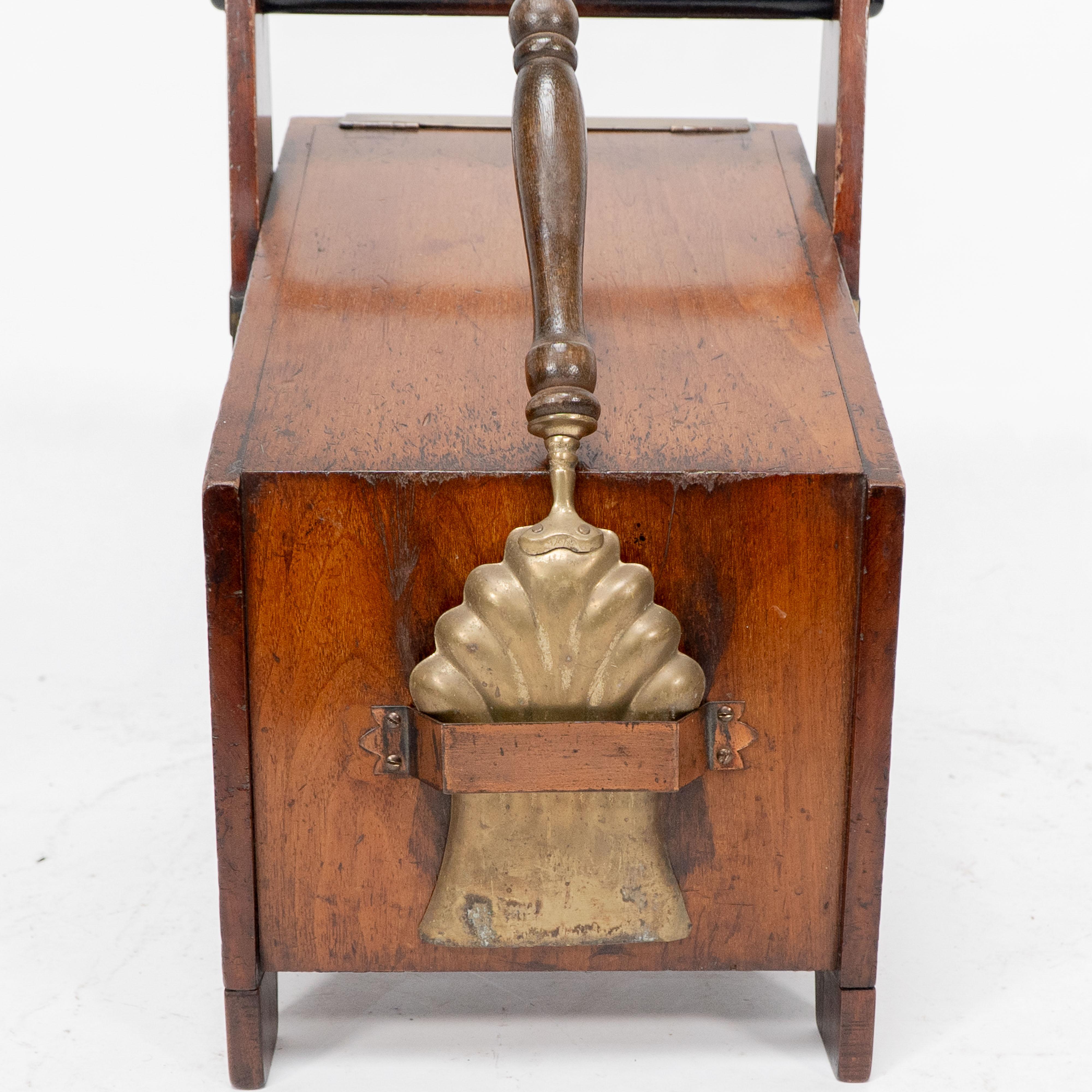 Dr C Dresser. Scatola per carbone in noce dell'Aesthetic Movement con pannelli in ottone stilizzati in vendita 6