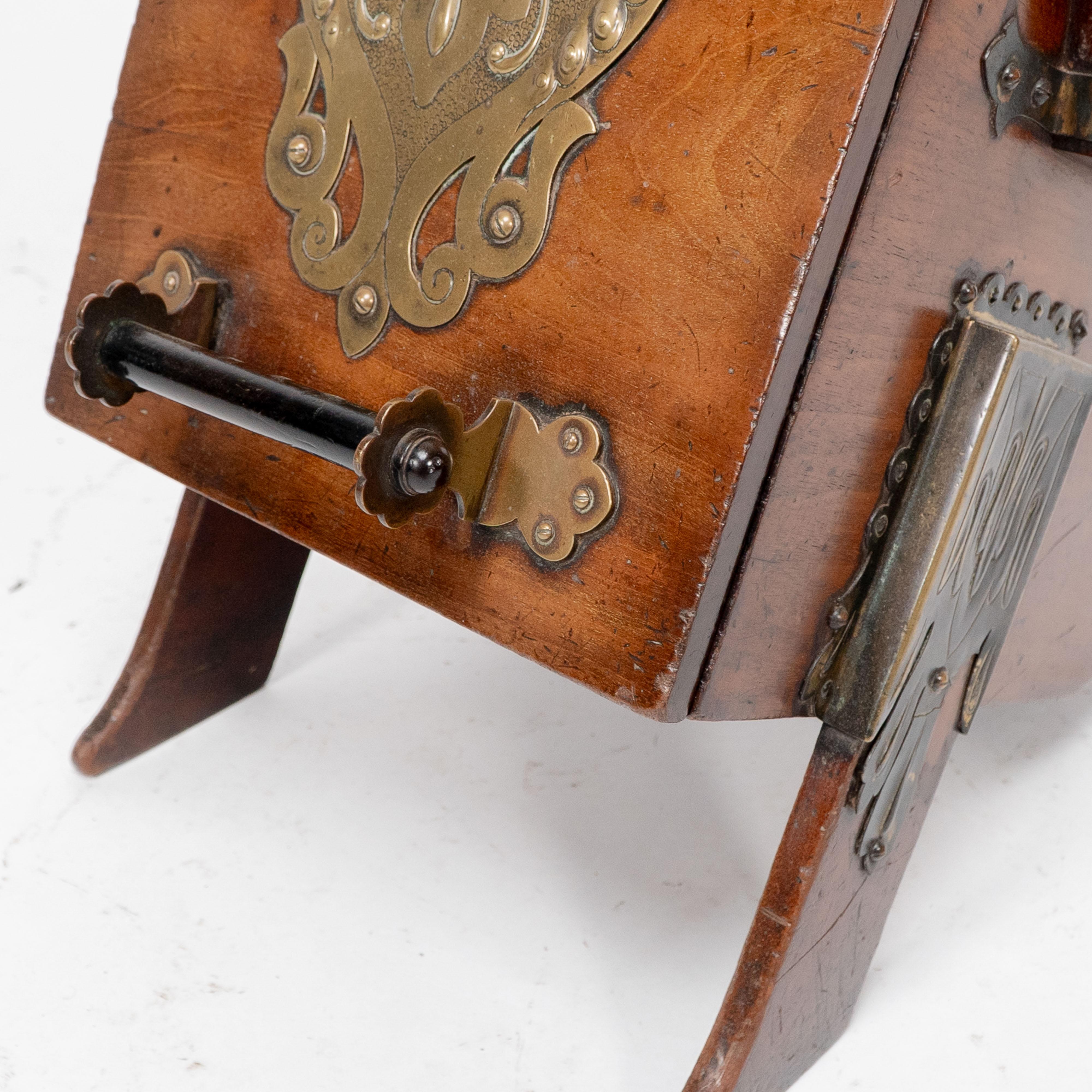 Dr C Dresser. Scatola per carbone in noce dell'Aesthetic Movement con pannelli in ottone stilizzati in vendita 9