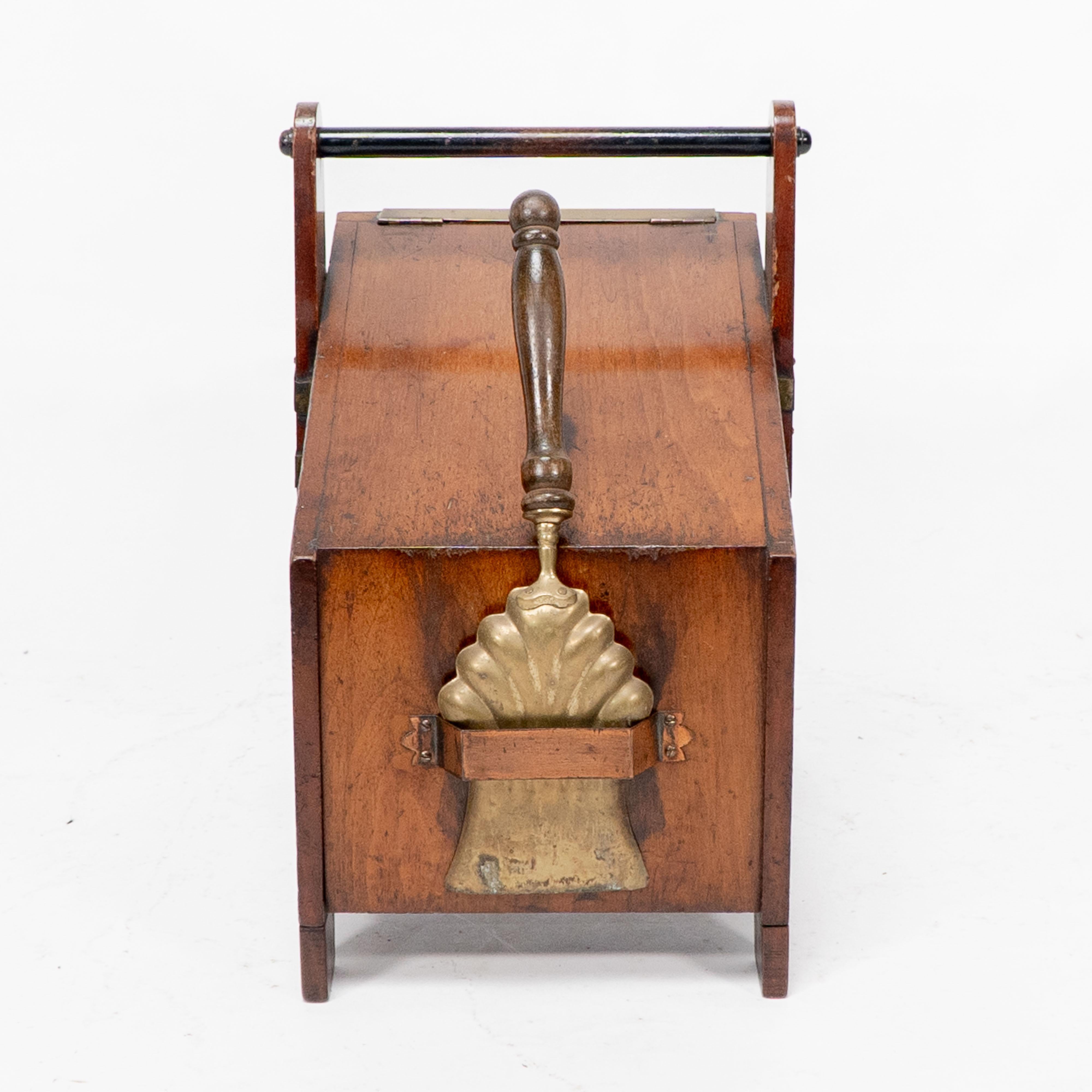 Dr C Dresser. Scatola per carbone in noce dell'Aesthetic Movement con pannelli in ottone stilizzati in vendita 11