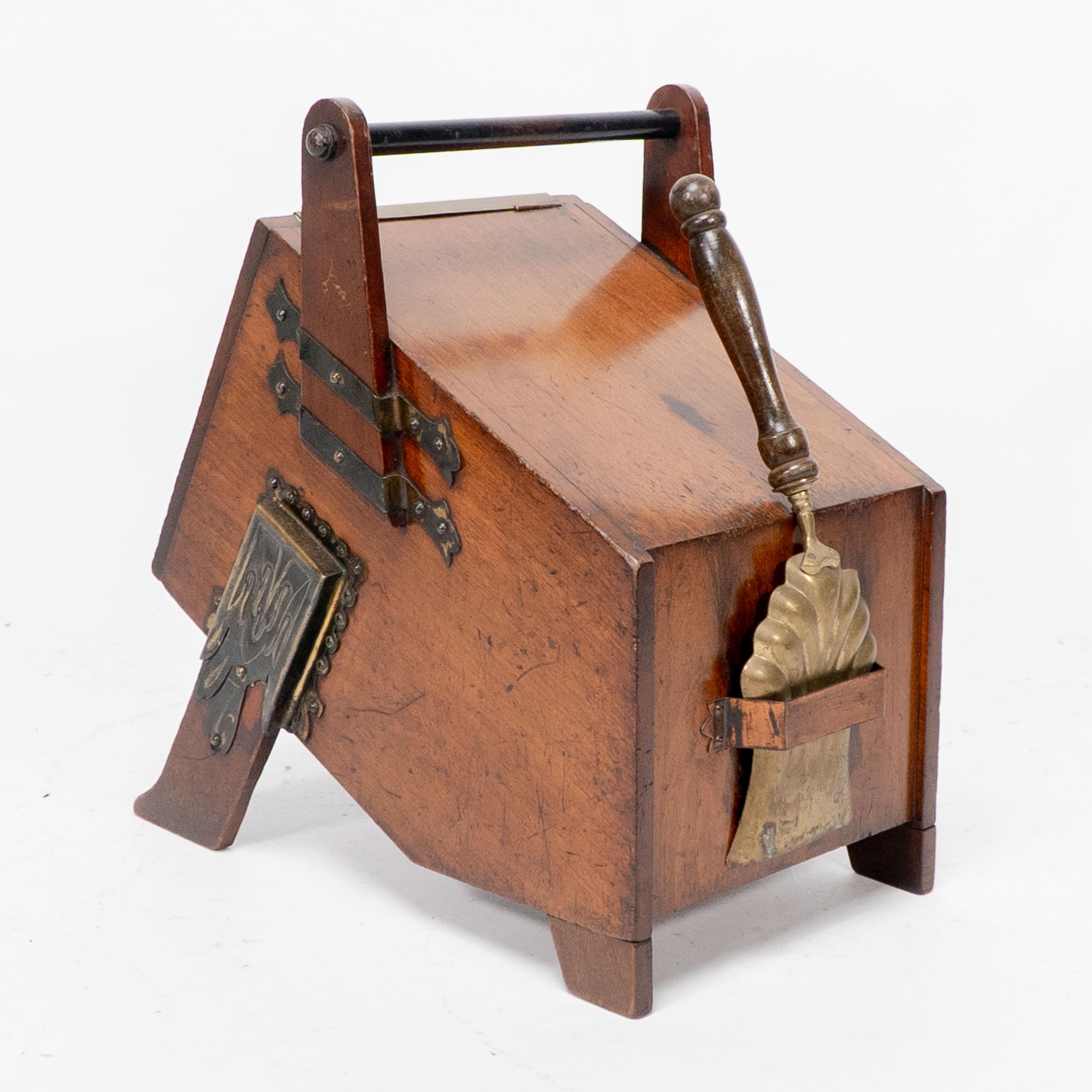Dr C Dresser. Scatola per carbone in noce dell'Aesthetic Movement con pannelli in ottone stilizzati in vendita 12