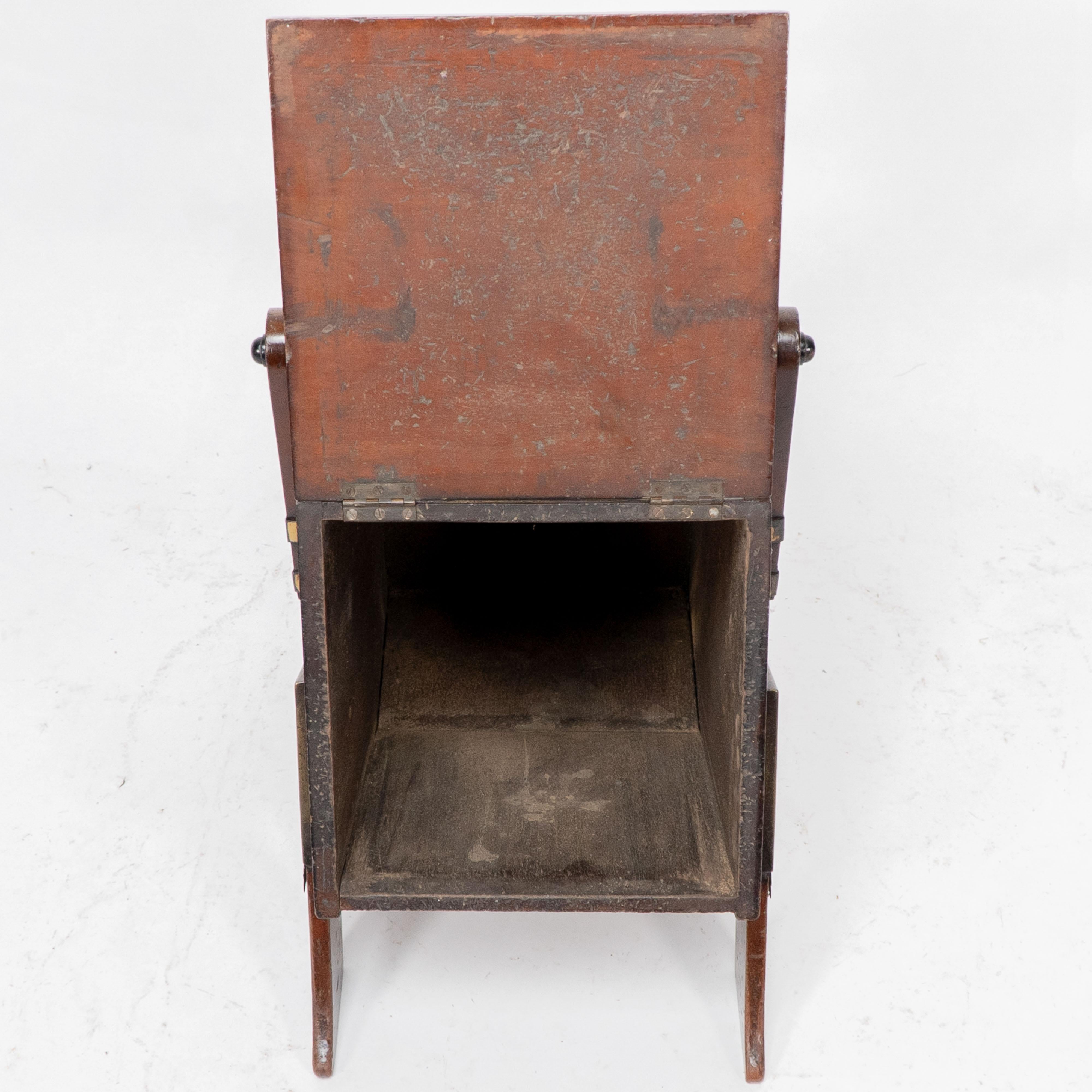 Noce Dr C Dresser. Scatola per carbone in noce dell'Aesthetic Movement con pannelli in ottone stilizzati in vendita