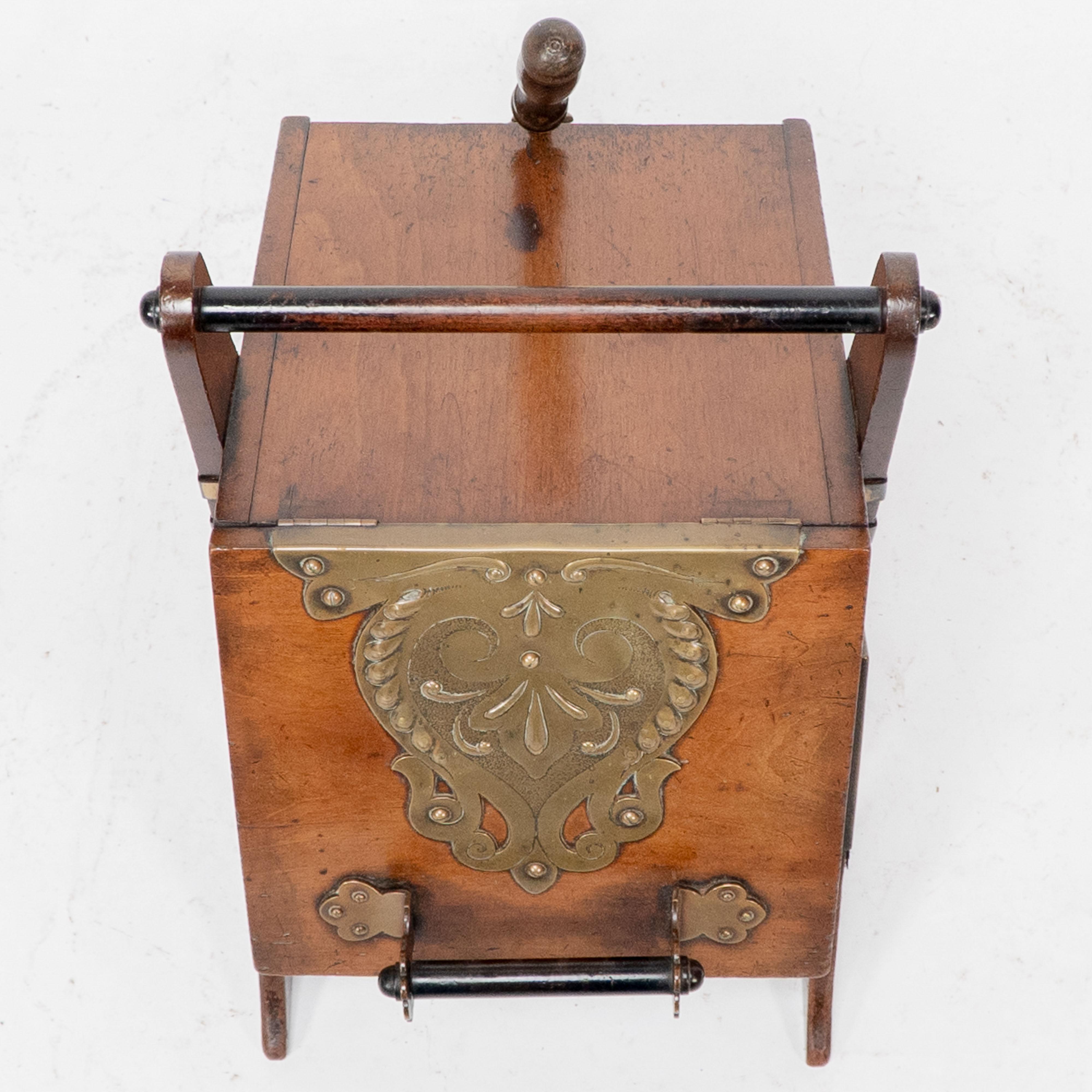 Dr C Dresser. Scatola per carbone in noce dell'Aesthetic Movement con pannelli in ottone stilizzati in vendita 1