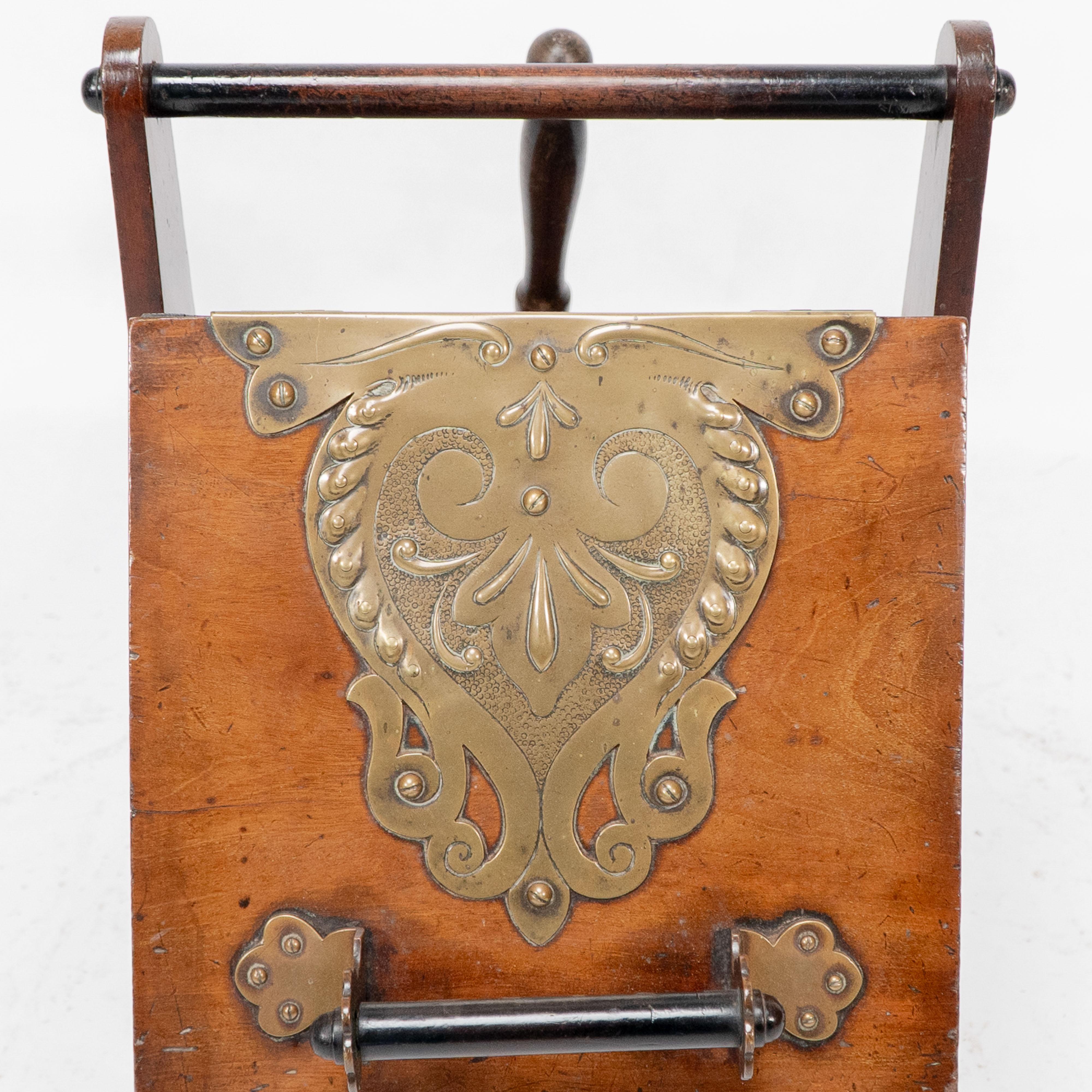 Dr C Dresser. Scatola per carbone in noce dell'Aesthetic Movement con pannelli in ottone stilizzati in vendita 2