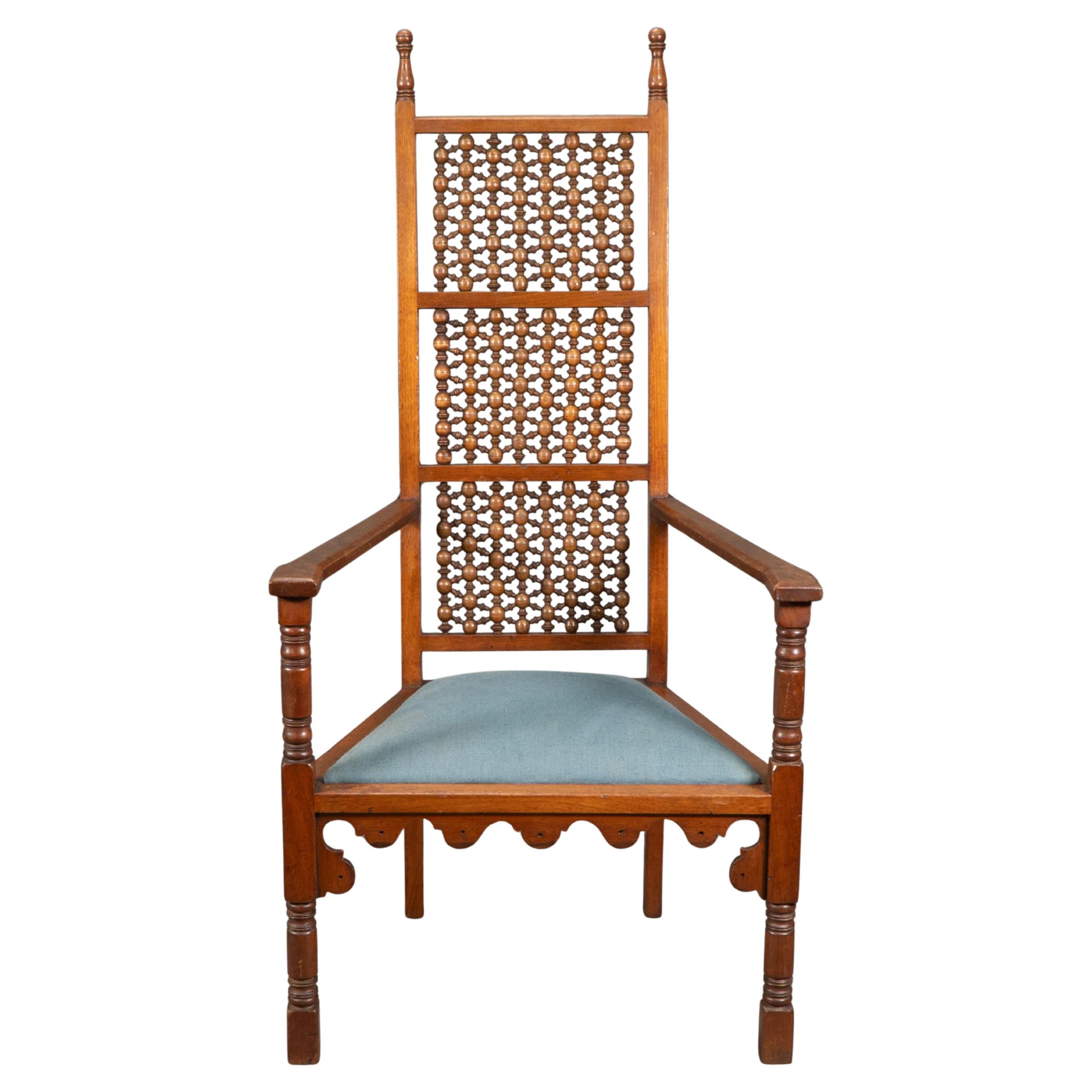 Il Dresser del Dr C attribuito per l'Art Furniture Alliance. Poltrona in noce in stile moresco con terminali allungati torniti e pannelli Mashrabiya sullo schienale, braccioli sagomati che si uniscono alle gambe anteriori tornite. Con traforo