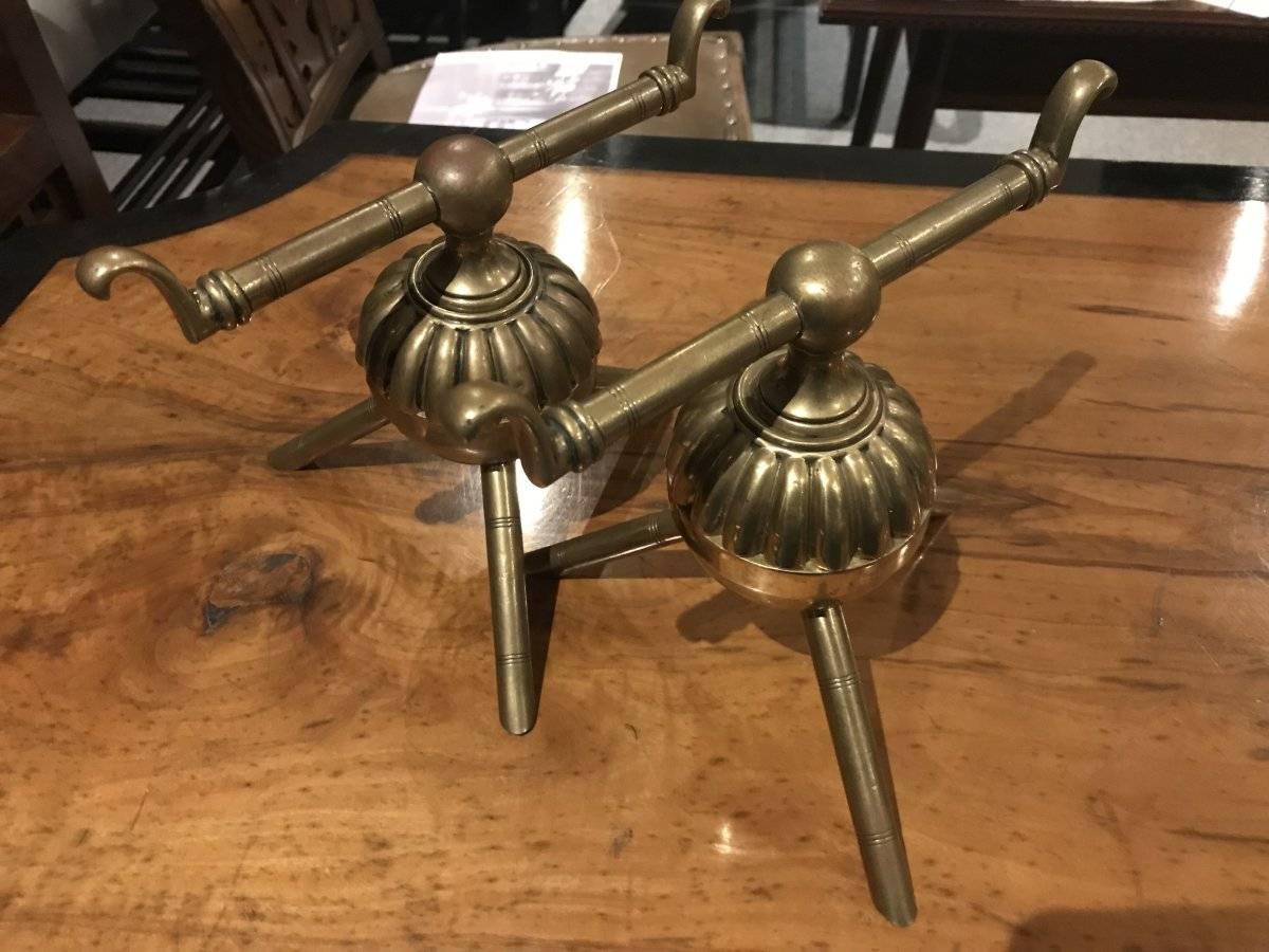Dr. C. Kommode, Benham und Froud zugeschrieben, ein Paar Feuerhunde aus Messing, zugeschrieben (Arts and Crafts) im Angebot