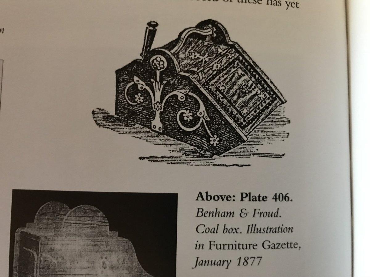 Dr. C. Kommode, Benham & Froud. Aesthetic Movement Kohlenkasten mit floralen Metallarbeiten (Spätes 19. Jahrhundert) im Angebot