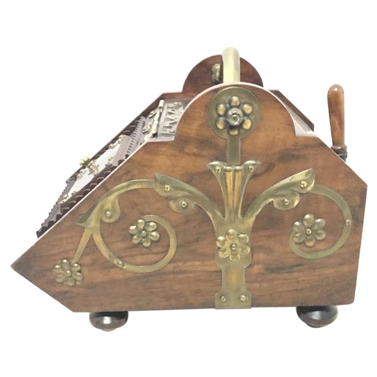 Dr. C. Dresser, hergestellt von Benham und Froud.
Ein Kohlenkasten aus Nussbaumholz der Ästhetischen Bewegung mit stilisiertem, floralem Metallwerk aus Messing, der seine ursprüngliche Schaufel beibehält.
 