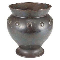 Dr. C Dresser para Benham & Froud. Una maceta de cobre Arts and Crafts.