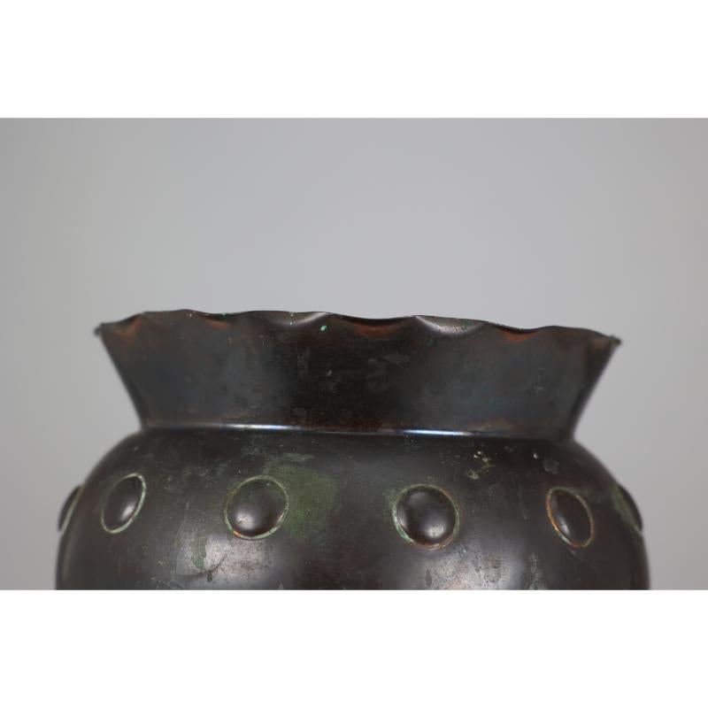Cuivre Dr C Dresser pour Benham & Froud. Un pot à plantes en cuivre Arts and Crafts. en vente