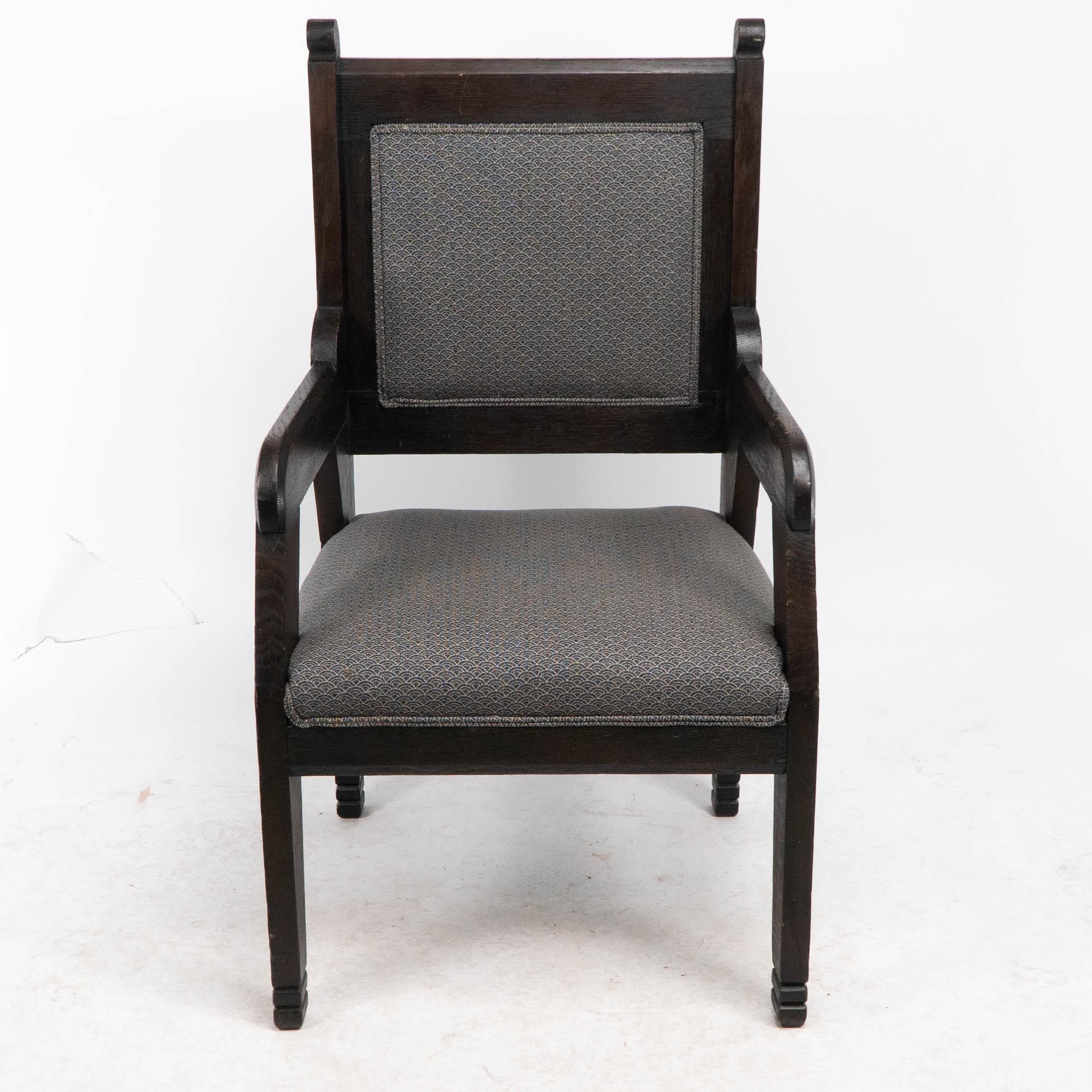 Sillón ebonizado de estilo anglo-japonés retapizado con una tela azul de calidad. Reposabrazos 64 cm