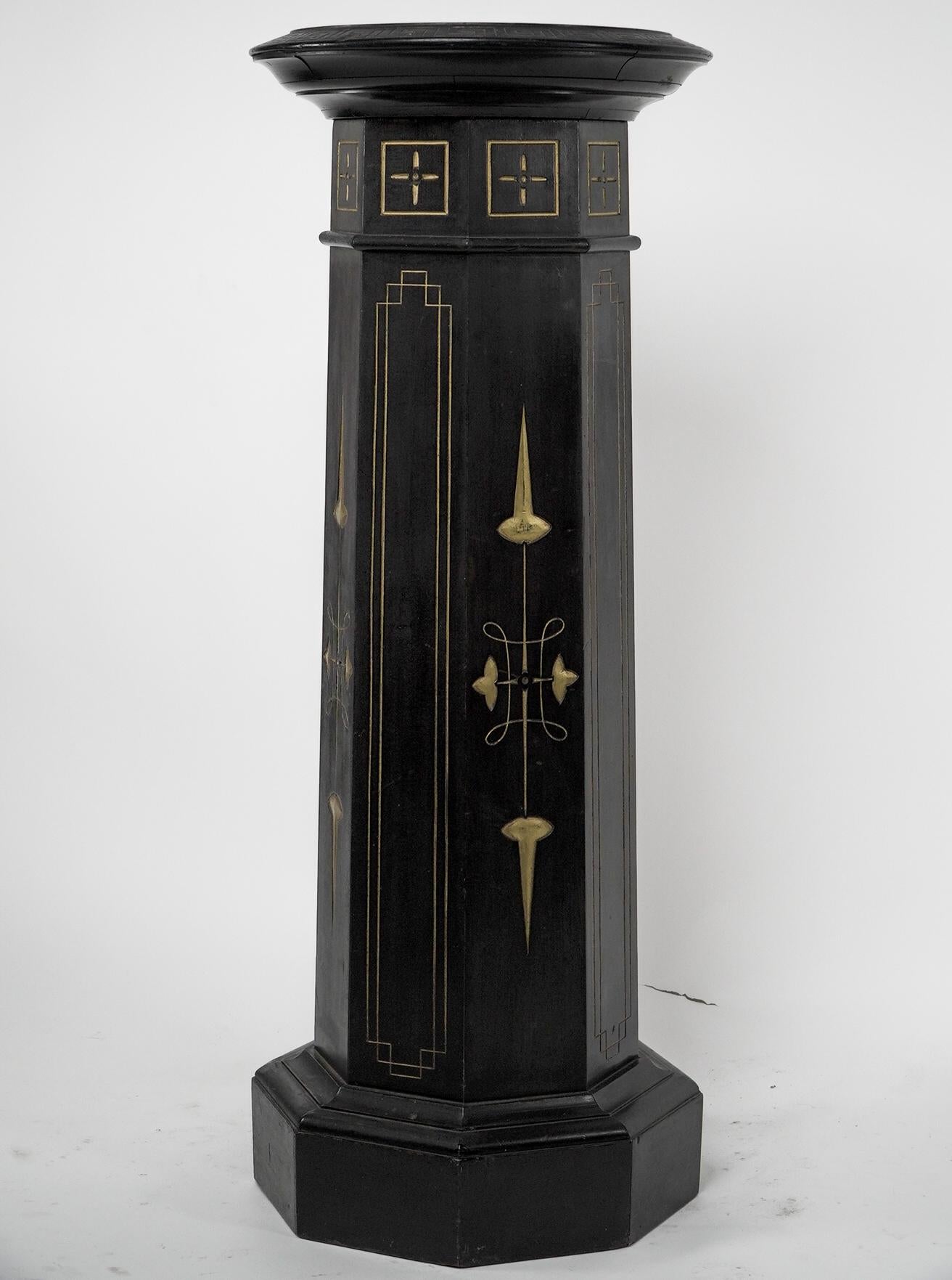 Mouvement esthétique Dr Christopher Dresser Torchère à piédestal ébonisée et dorée en vente