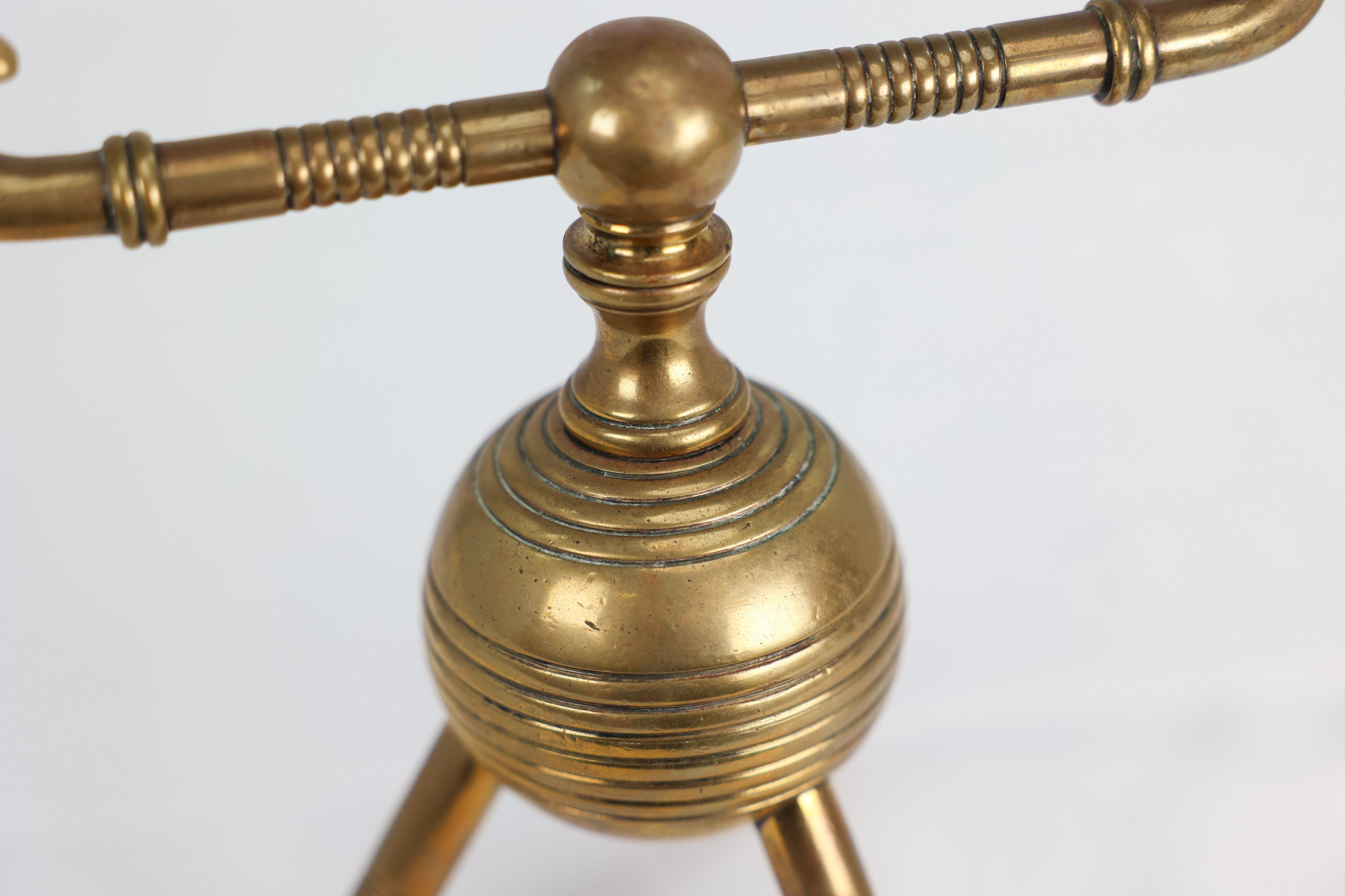 Dr Christopher Dresser pour Benham et Froud. Paire de chiens de pompiers en laiton en vente 4
