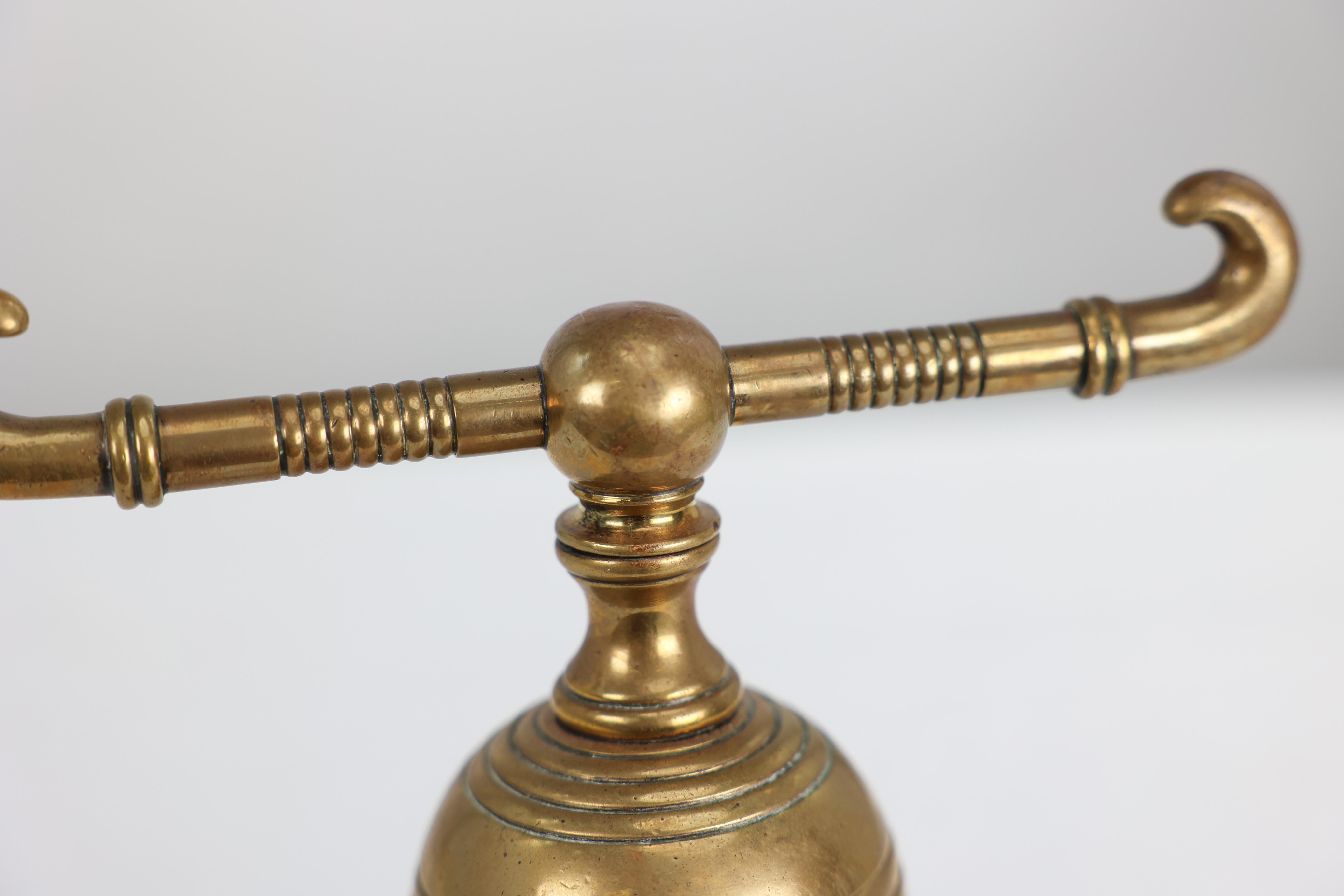 Dr Christopher Dresser pour Benham et Froud. Paire de chiens de pompiers en laiton en vente 5