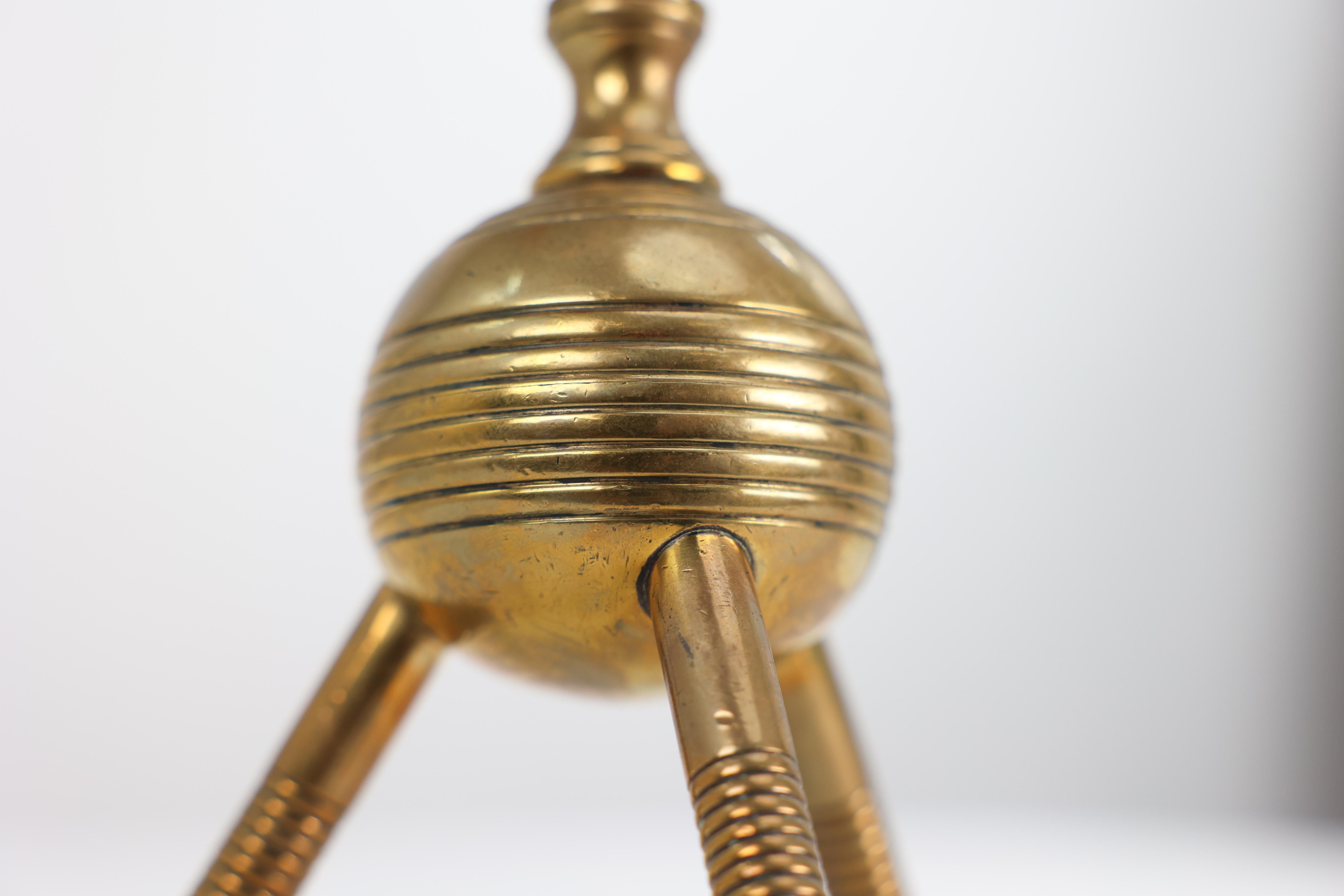 Dr Christopher Dresser pour Benham et Froud. Paire de chiens de pompiers en laiton en vente 8
