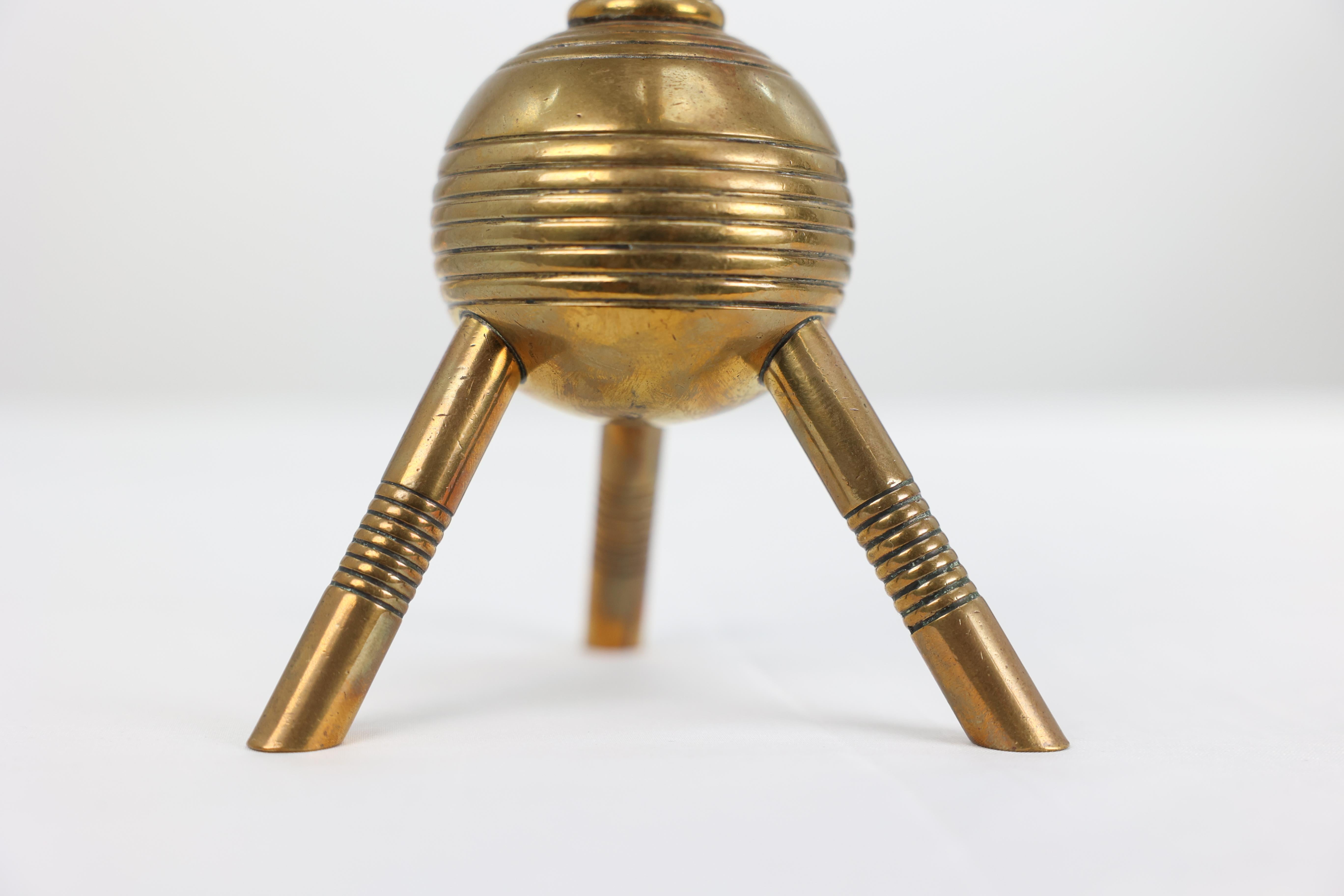 Dr Christopher Dresser pour Benham et Froud. Paire de chiens de pompiers en laiton en vente 9