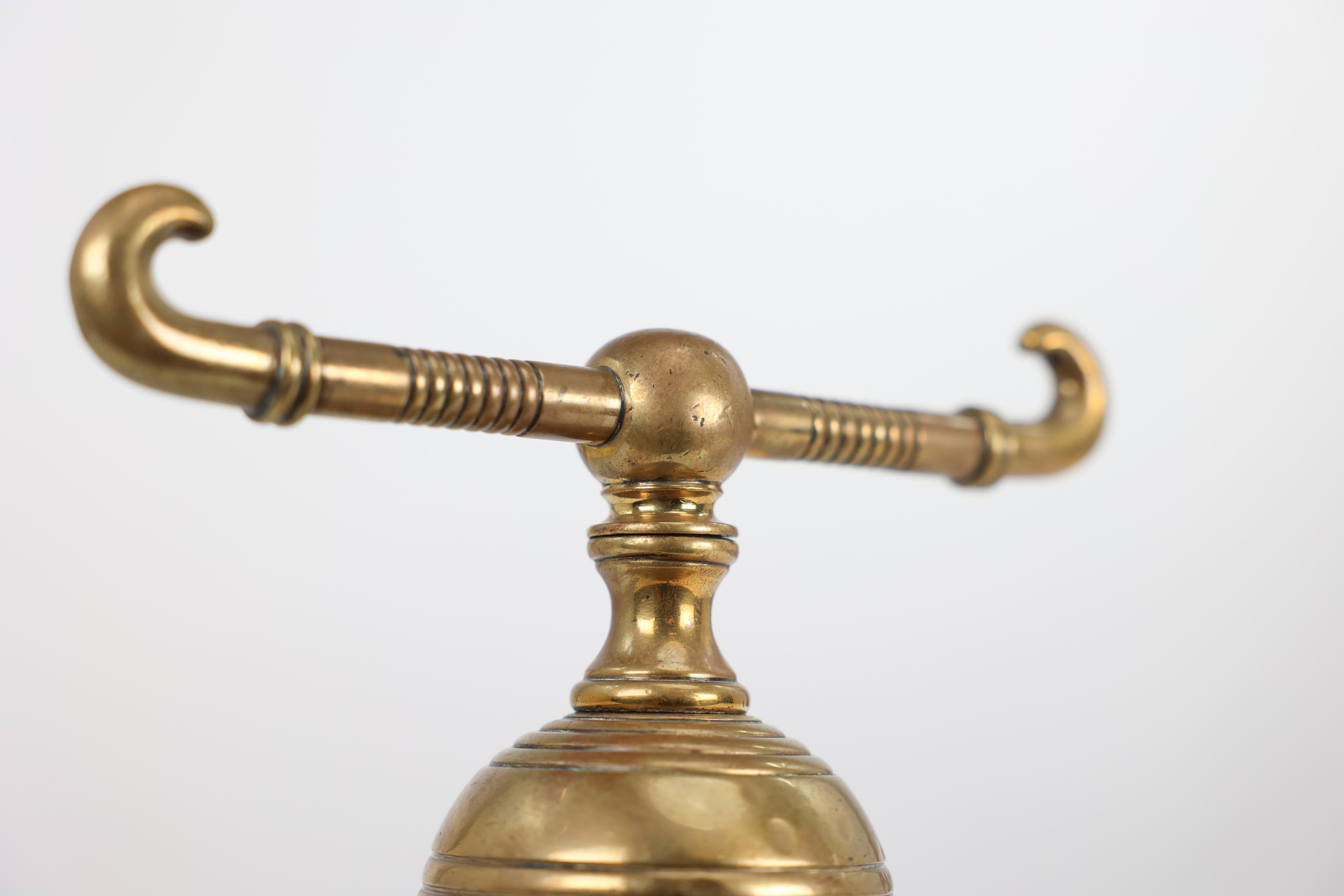 Dr Christopher Dresser pour Benham et Froud. Paire de chiens de pompiers en laiton en vente 10