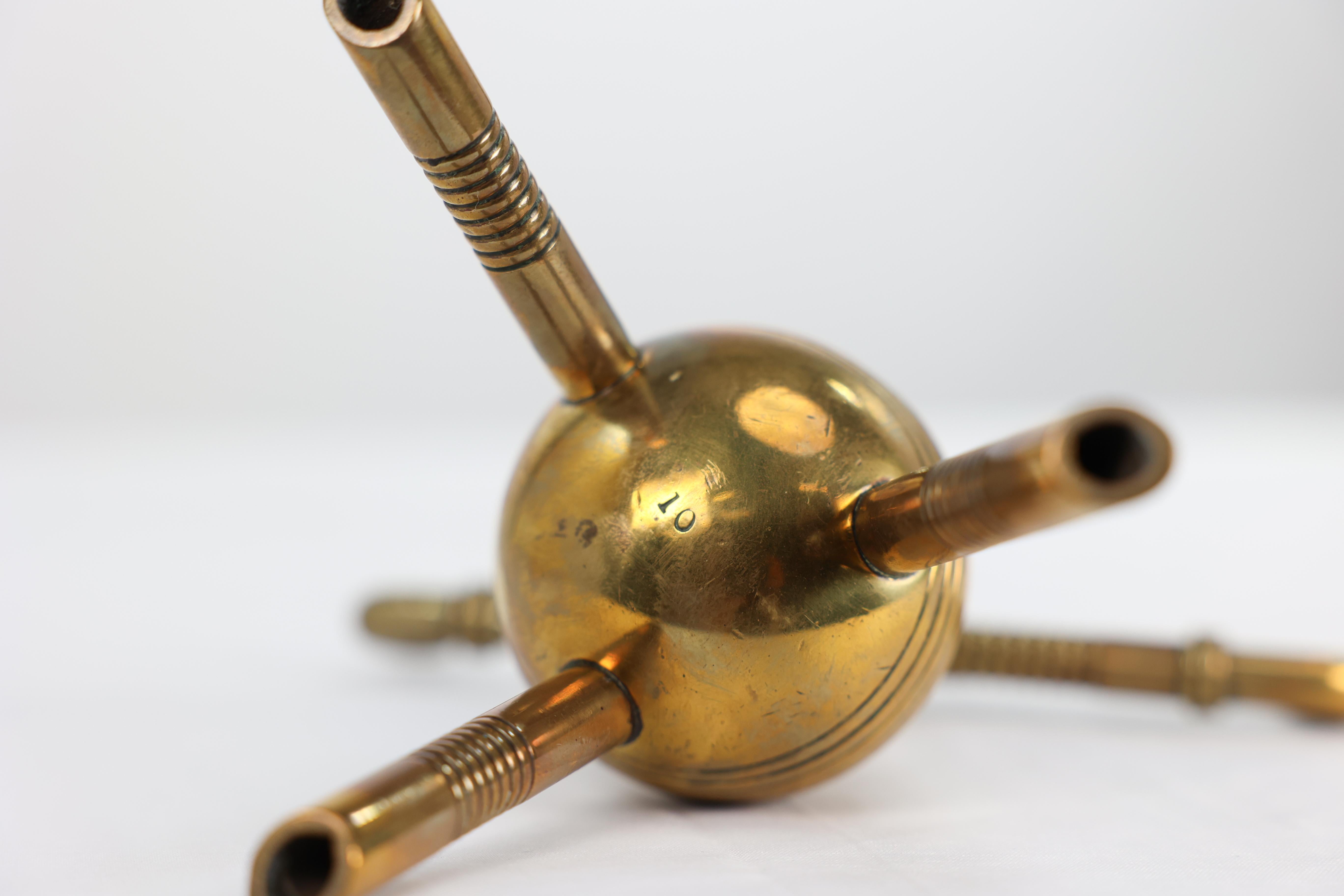 Dr Christopher Dresser pour Benham et Froud. Paire de chiens de pompiers en laiton en vente 11