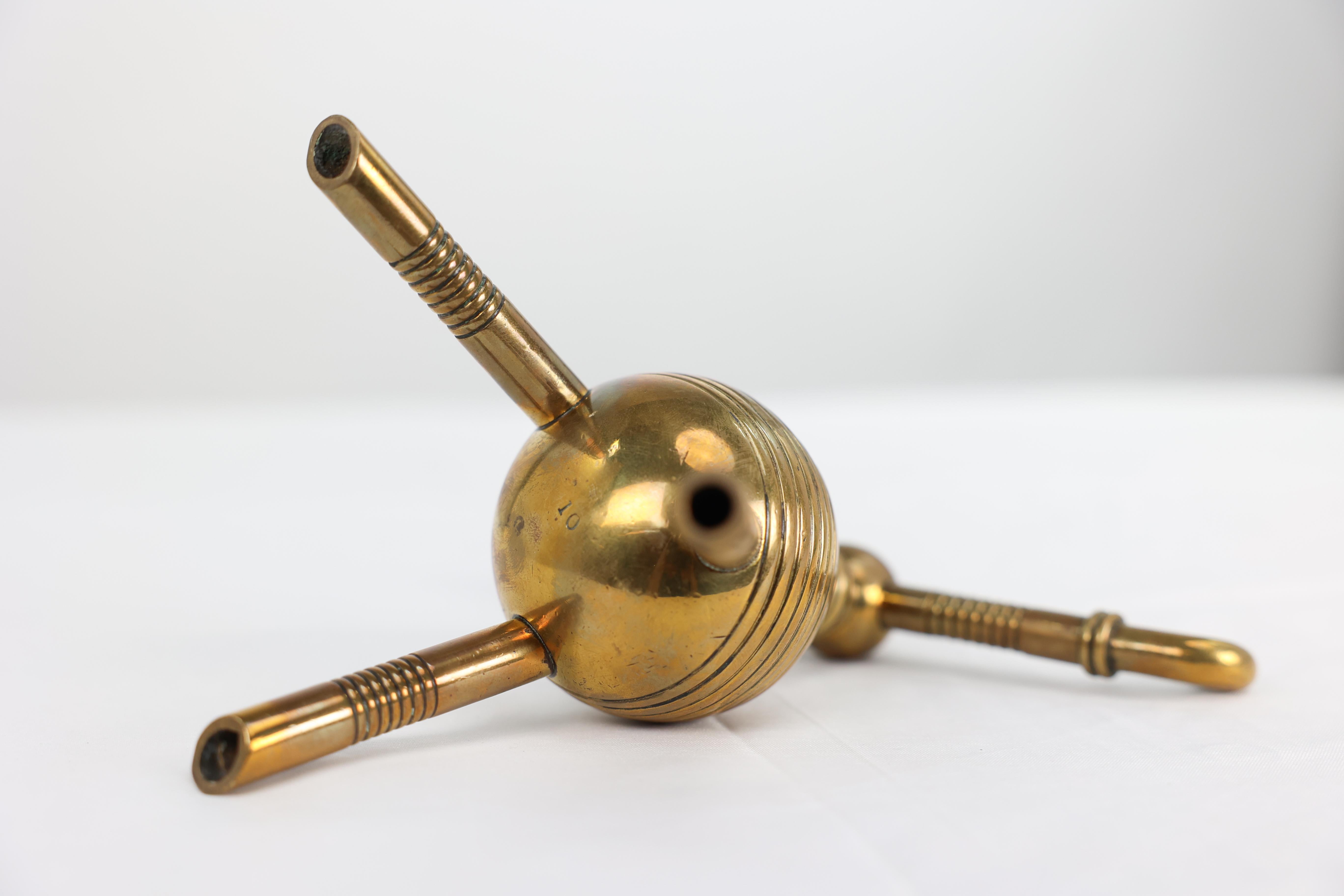 Dr Christopher Dresser pour Benham et Froud. Paire de chiens de pompiers en laiton en vente 12