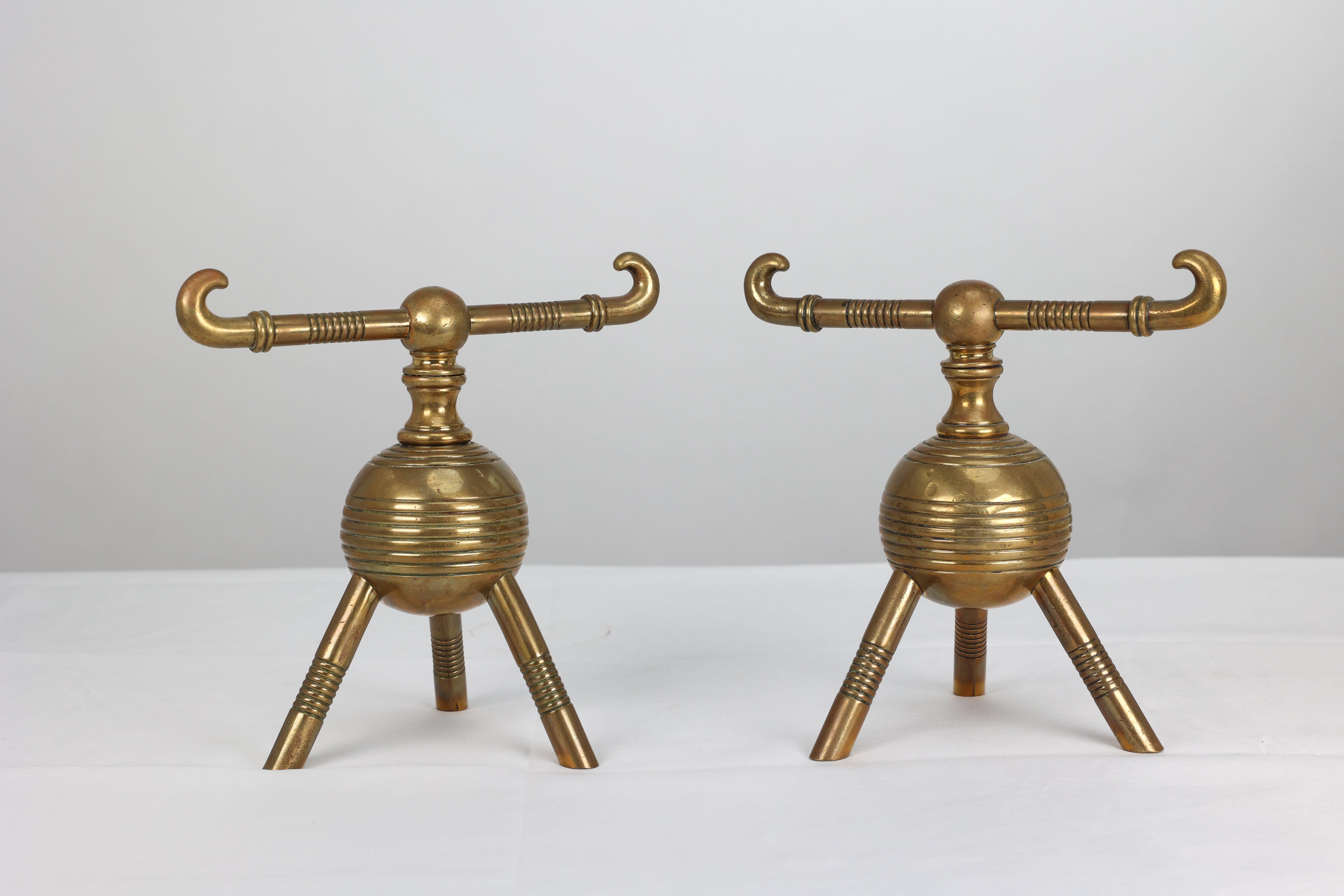 C Dresser pour Benham & Froud, une paire de repose-appareils à feu en laiton.
