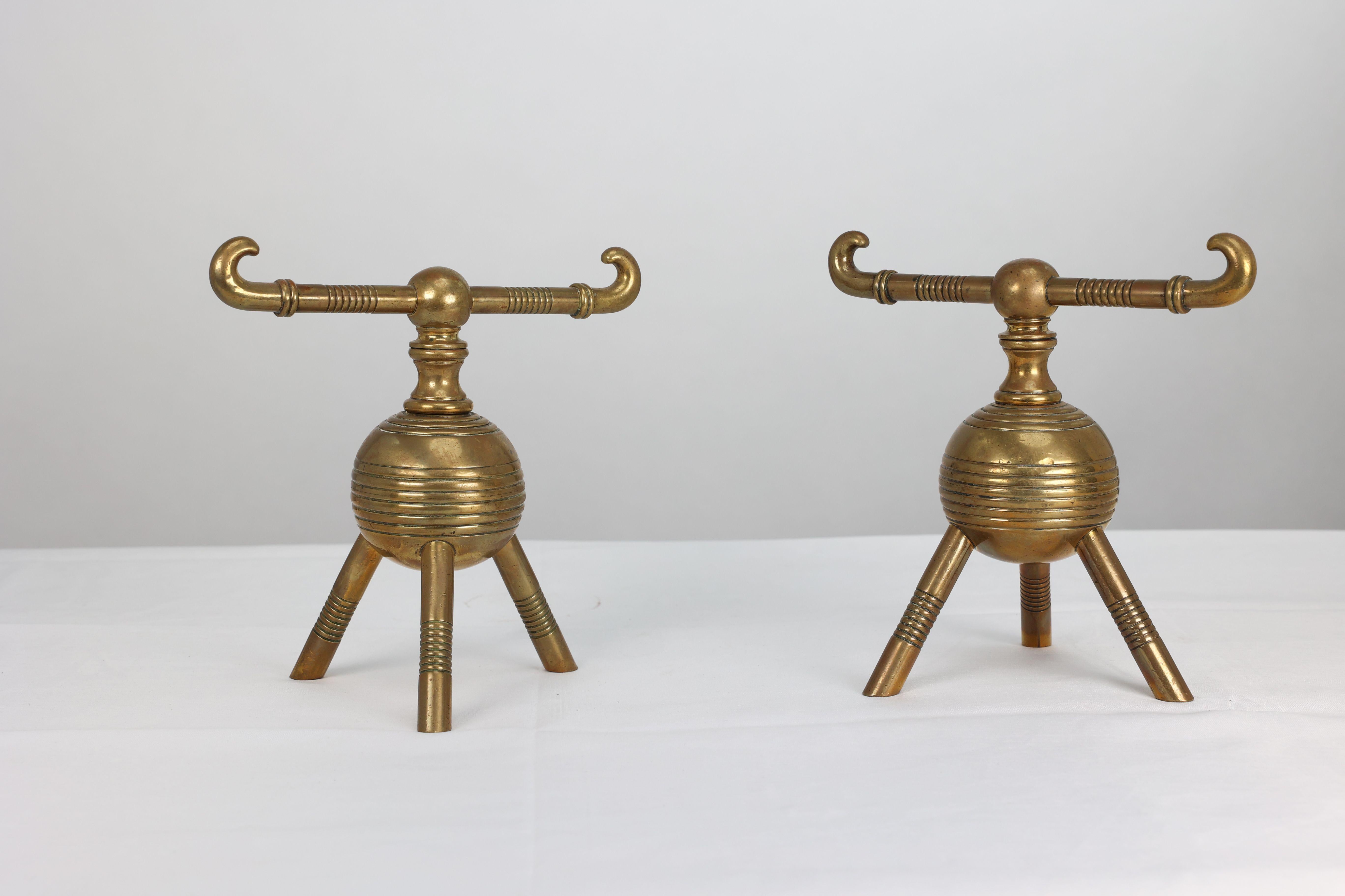 Mouvement esthétique Dr Christopher Dresser pour Benham et Froud. Paire de chiens de pompiers en laiton en vente