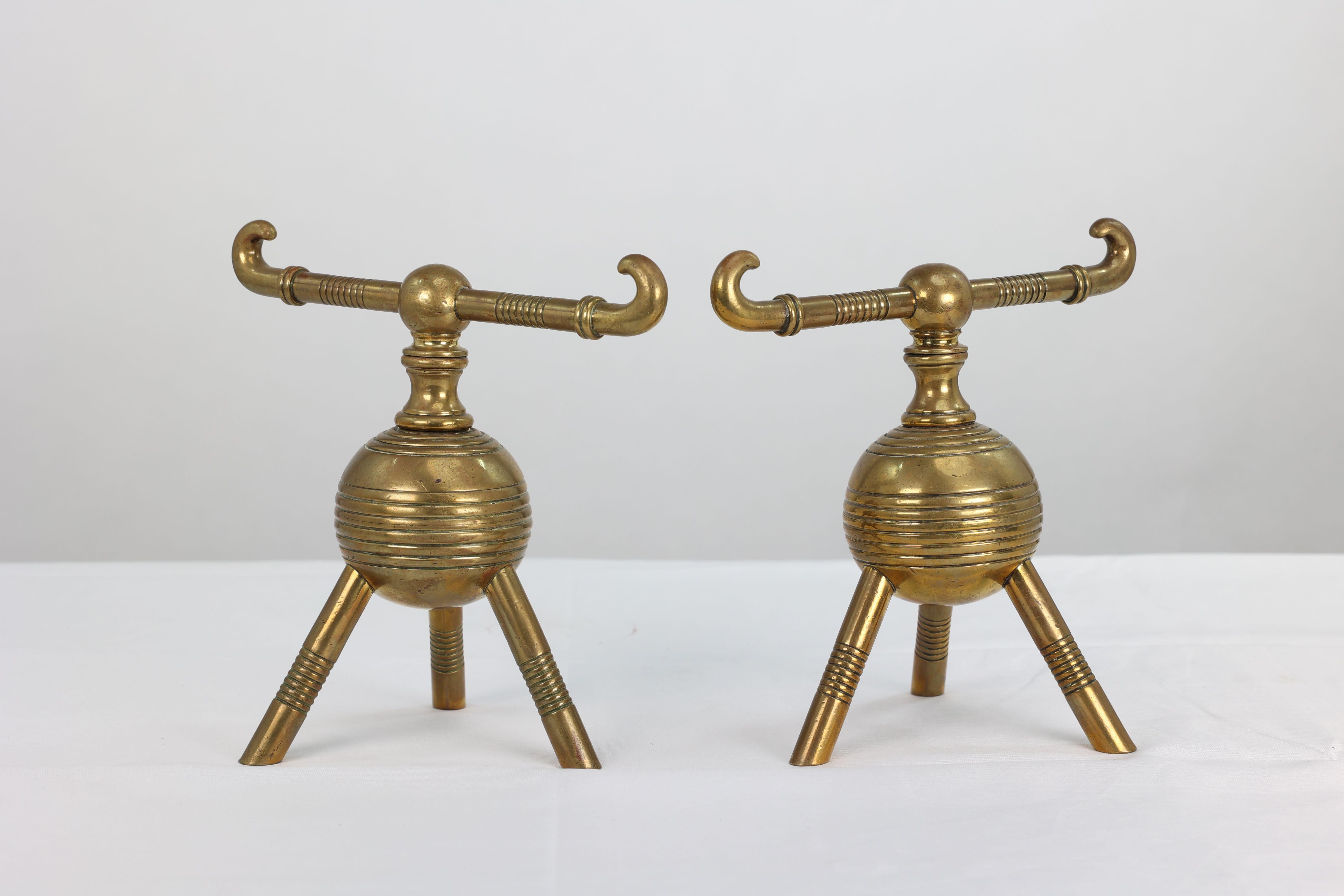 Anglais Dr Christopher Dresser pour Benham et Froud. Paire de chiens de pompiers en laiton en vente