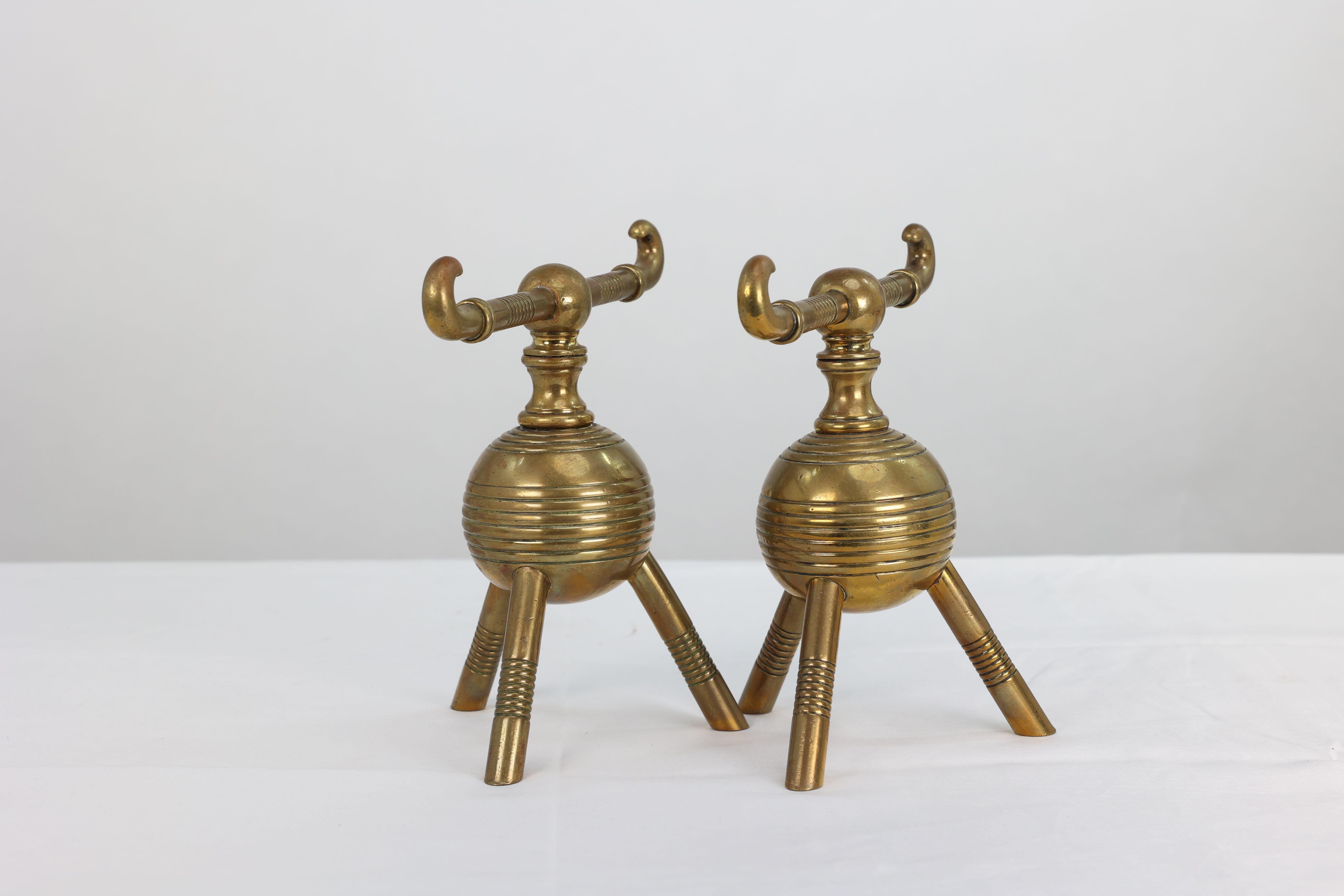 Dr Christopher Dresser pour Benham et Froud. Paire de chiens de pompiers en laiton Bon état - En vente à London, GB