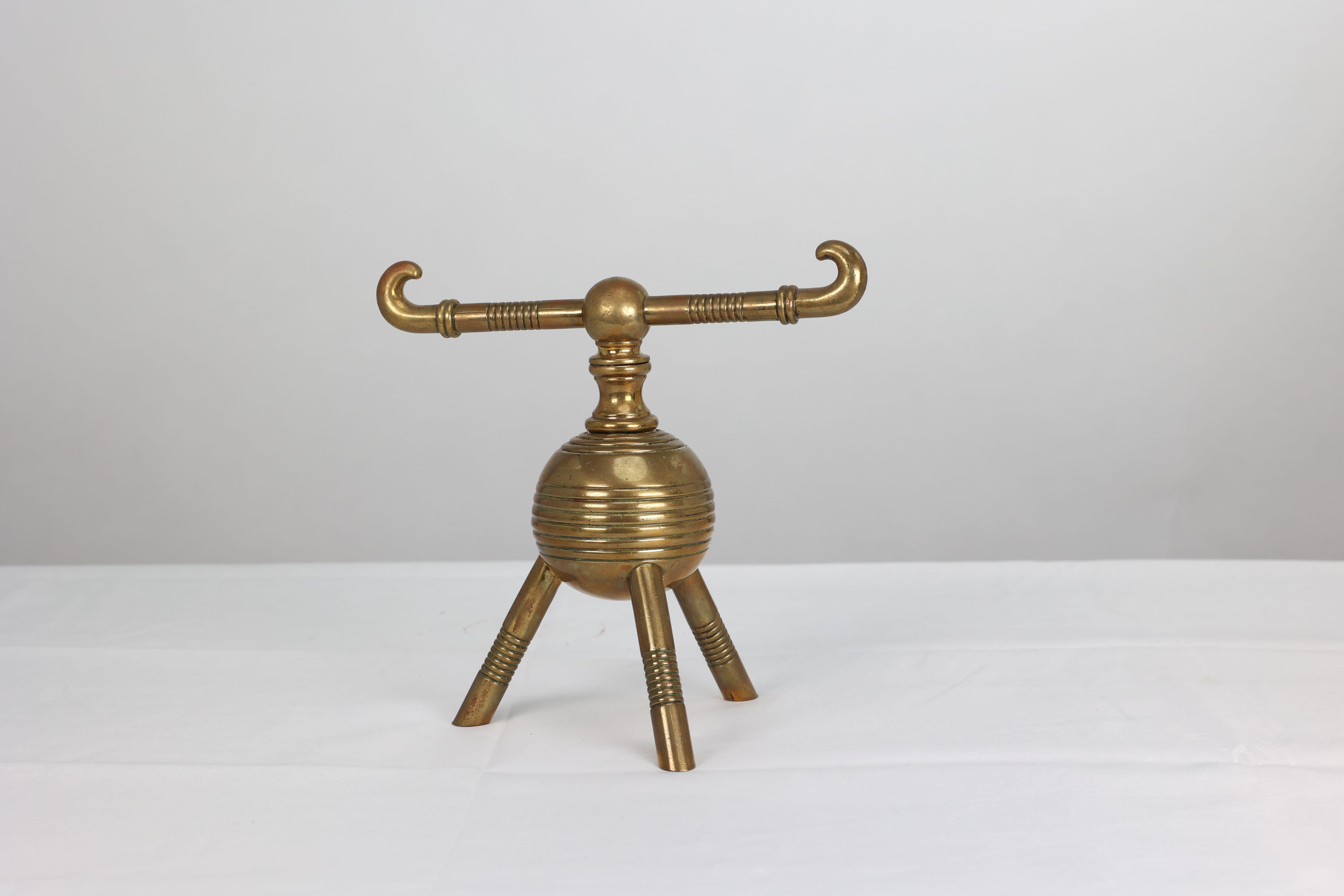 Laiton Dr Christopher Dresser pour Benham et Froud. Paire de chiens de pompiers en laiton en vente