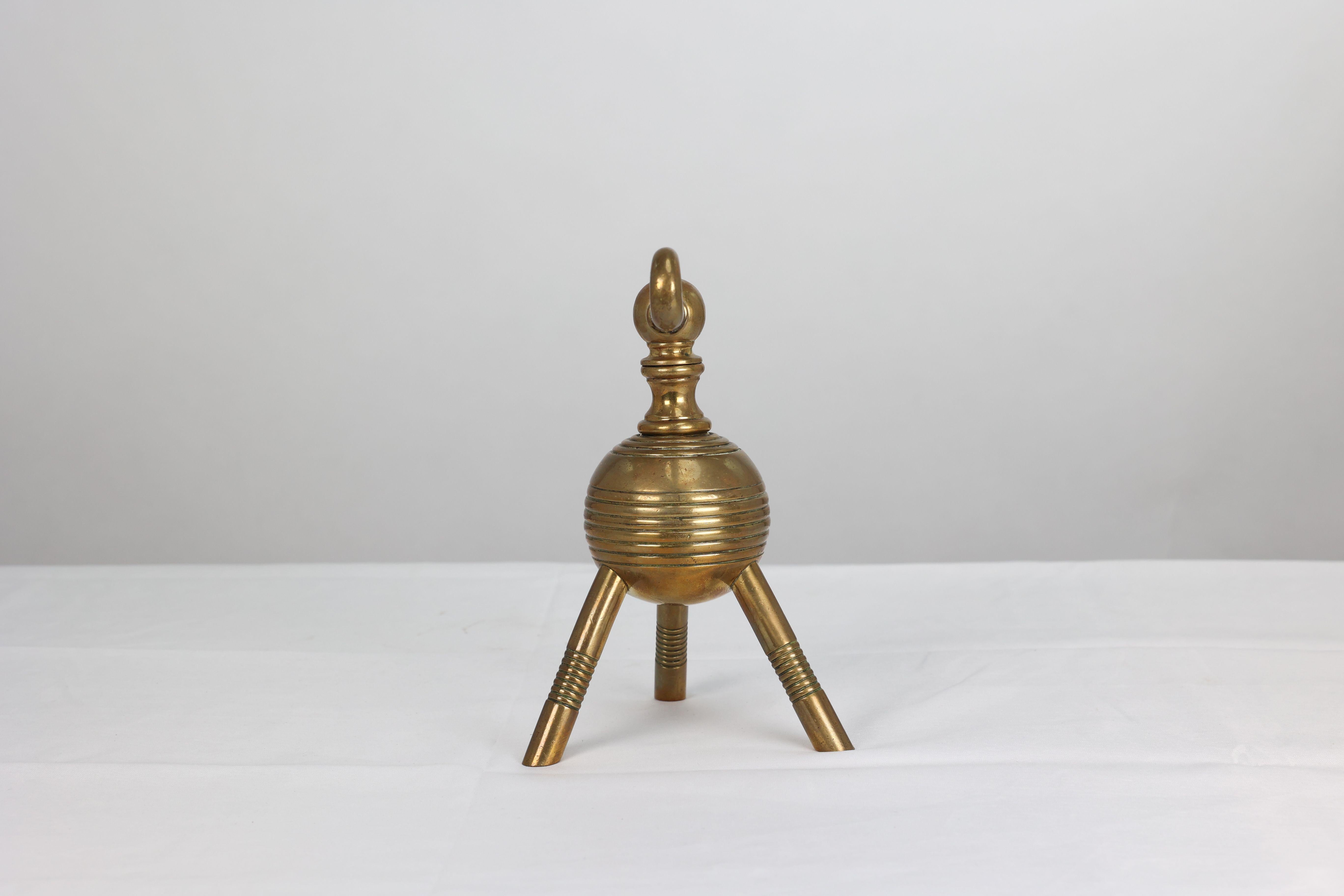 Dr Christopher Dresser pour Benham et Froud. Paire de chiens de pompiers en laiton en vente 1