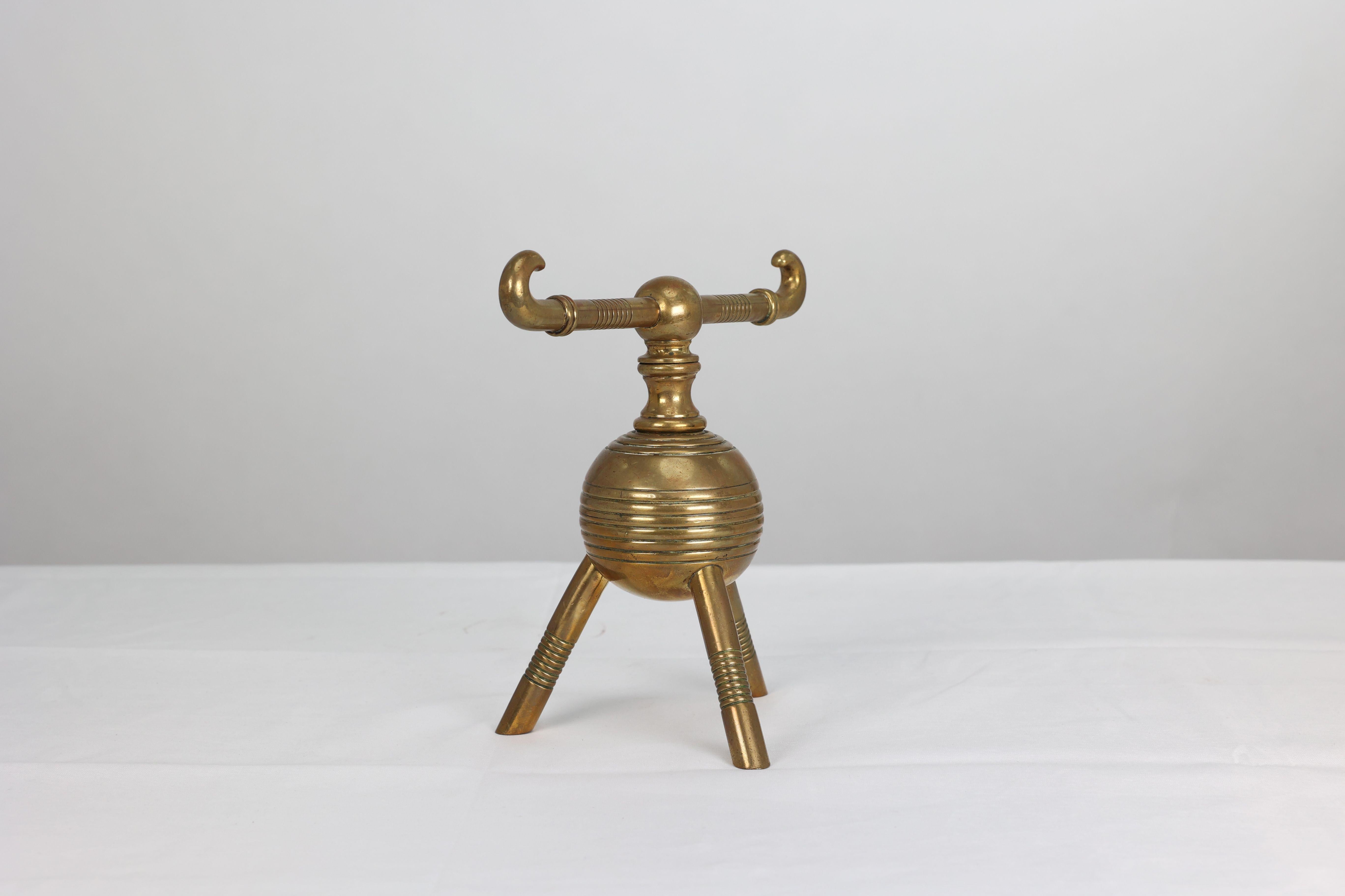 Dr Christopher Dresser pour Benham et Froud. Paire de chiens de pompiers en laiton en vente 2