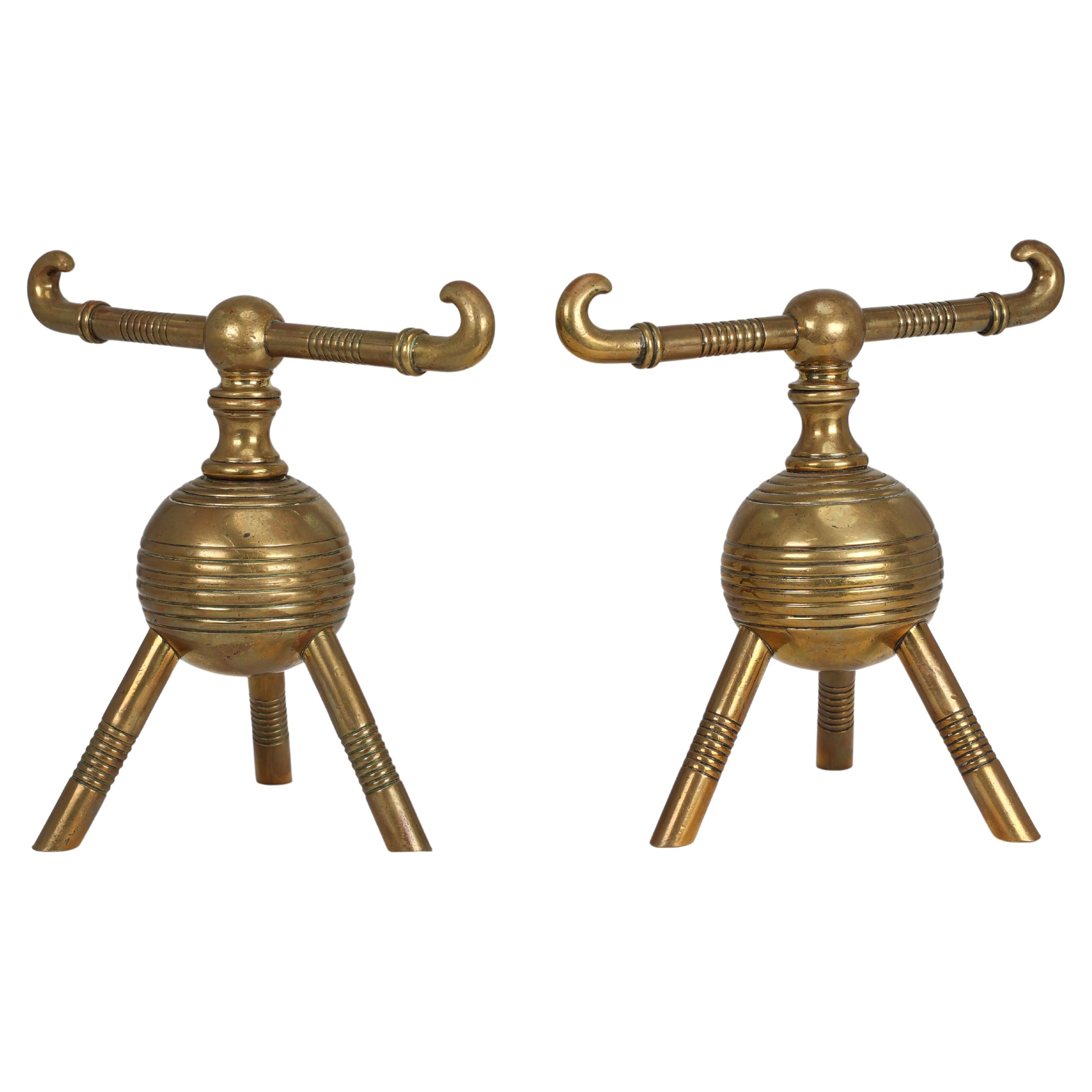 Dr Christopher Dresser pour Benham et Froud. Paire de chiens de pompiers en laiton