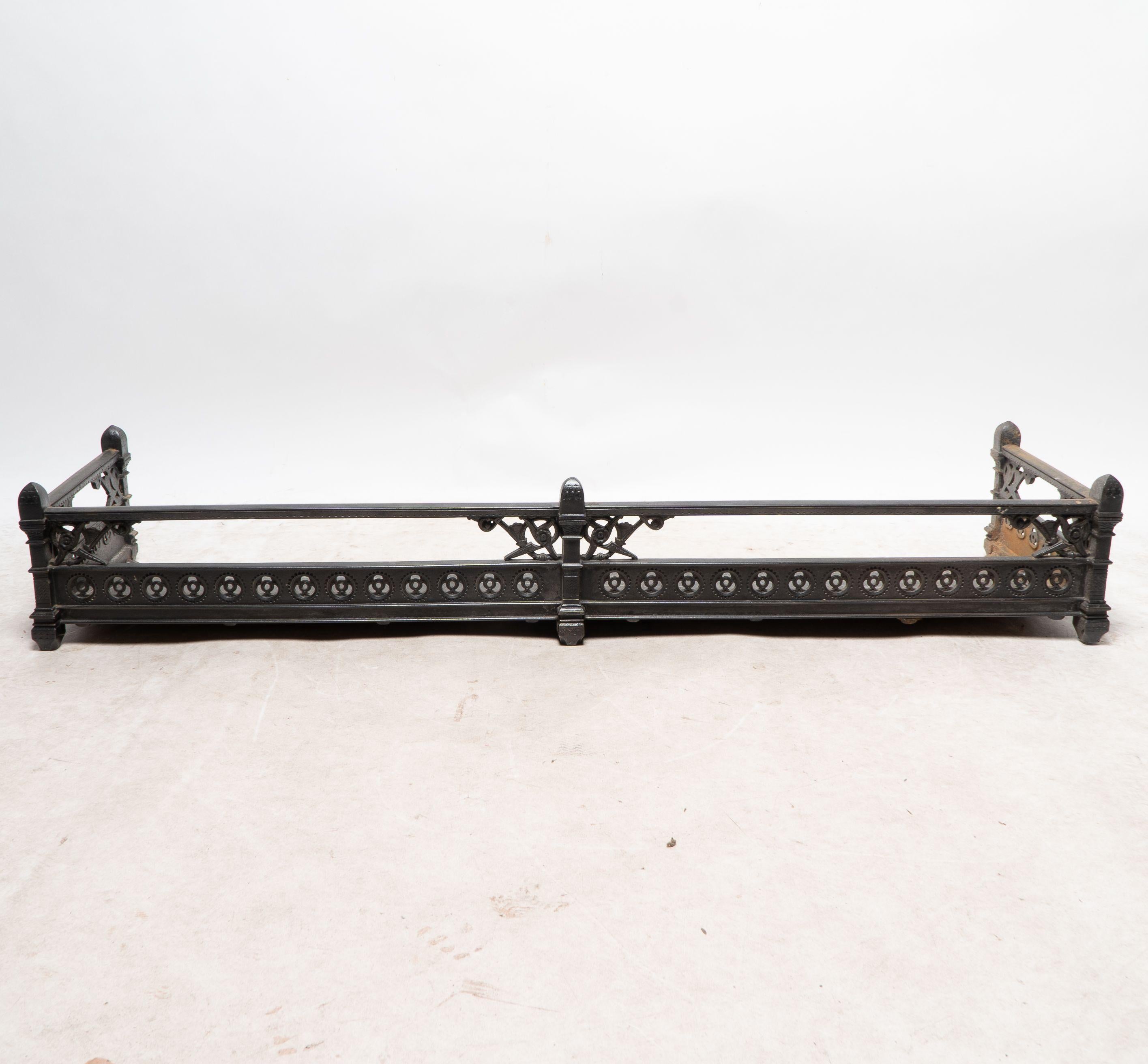 Dr Christopher Dresser pour Coalbrookdale. Un garde-boue en fonte du mouvement esthétique avec une décoration florale et percée.