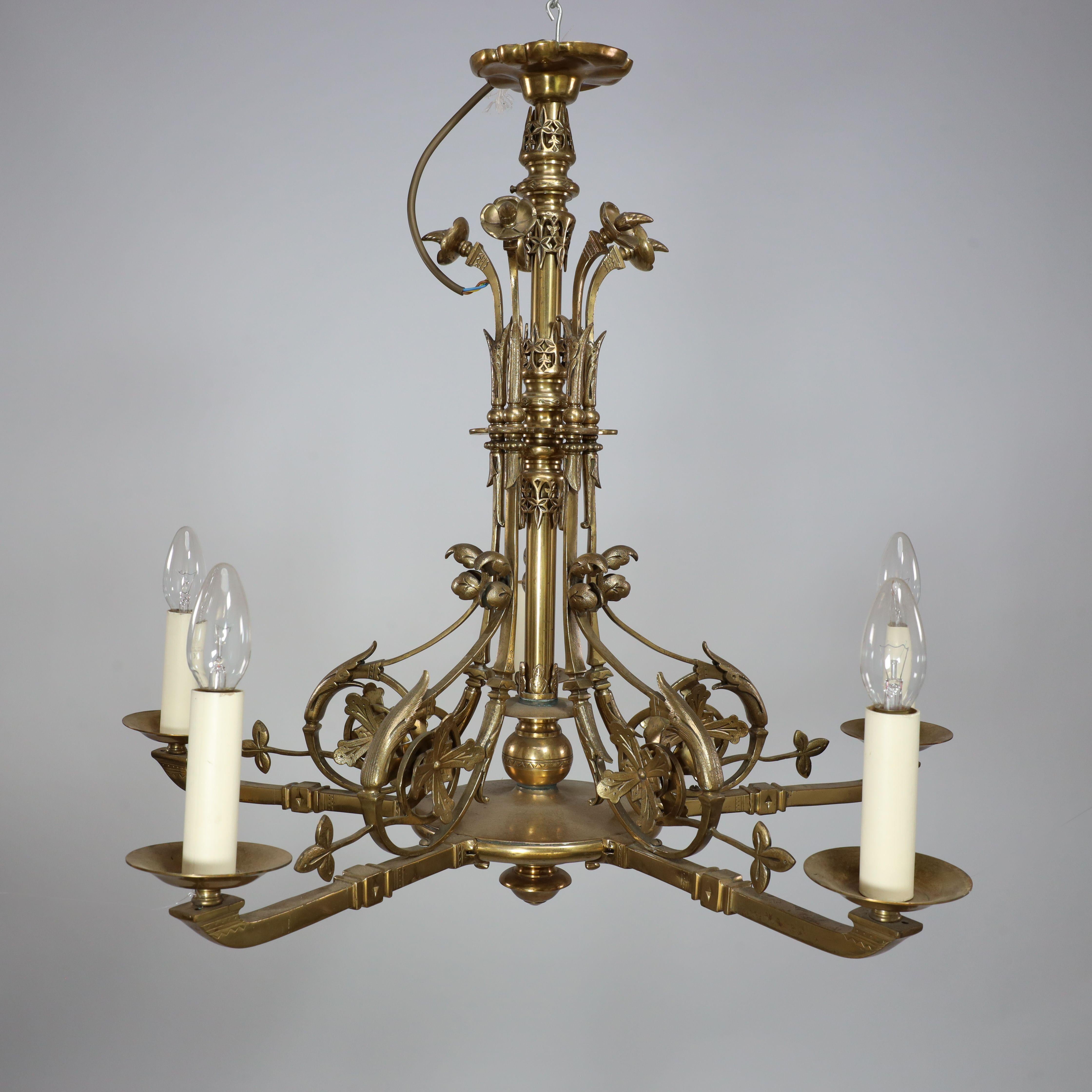 Raro lampadario a cinque bracci in ottone dell'Aesthetic Movement con dettagli floreali stilizzati alla maniera di A.I.C. Dresser.