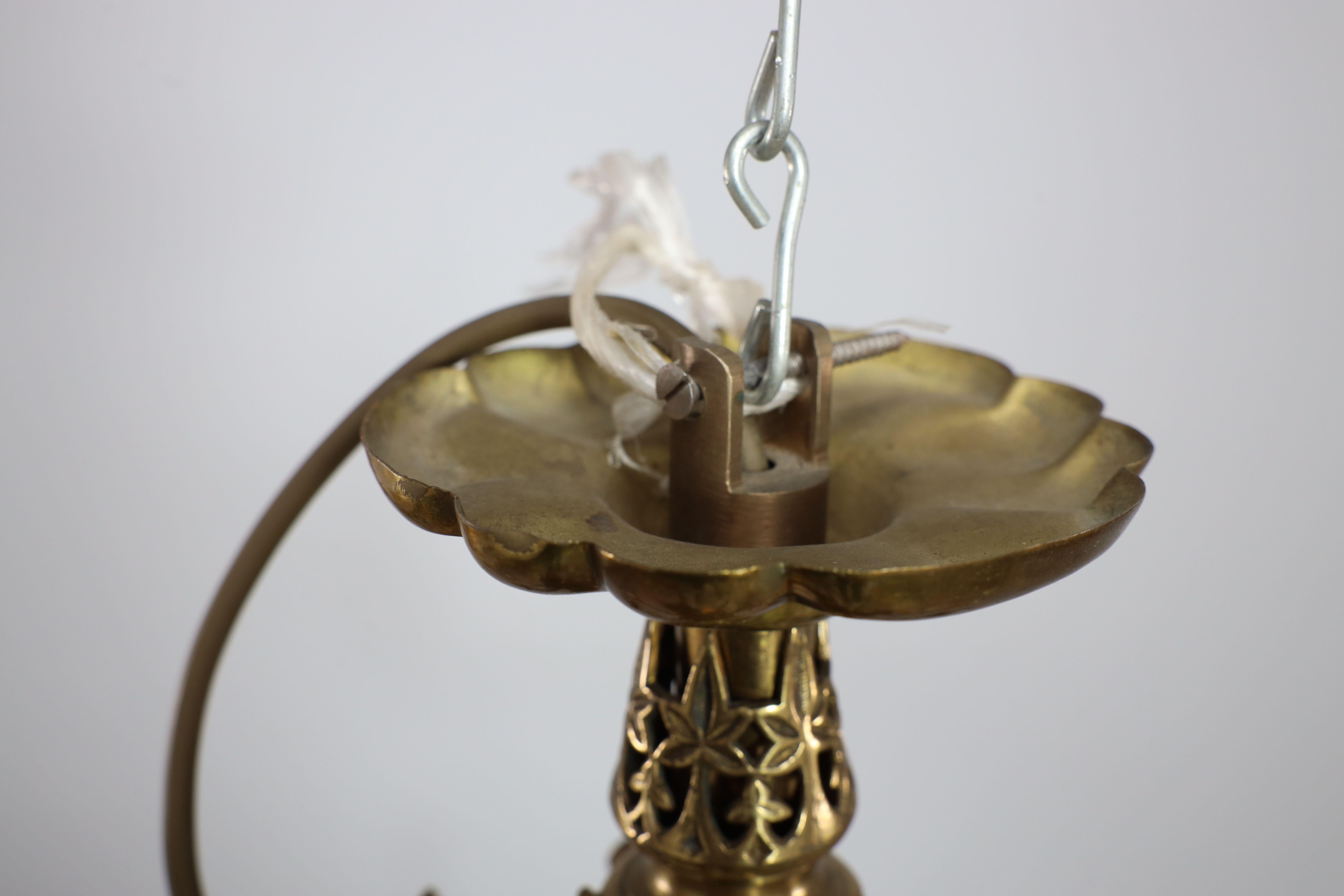 Inglese Dr. Christopher Dresser (modo). Lampadario a cinque bracci in ottone dell'Aesthetic Movement in vendita