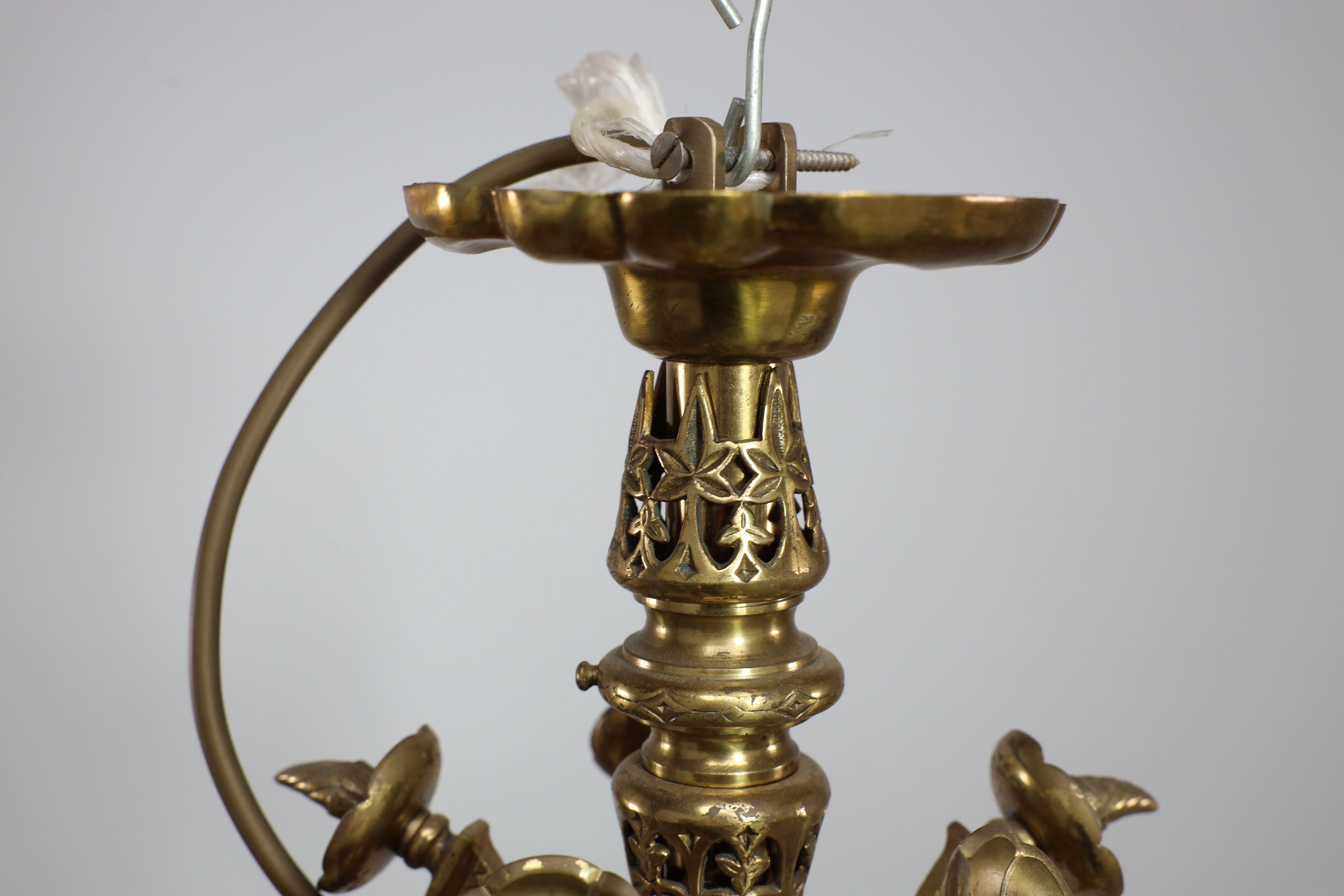 Dr. Christopher Dresser (modo). Lampadario a cinque bracci in ottone dell'Aesthetic Movement In condizioni buone in vendita a London, GB