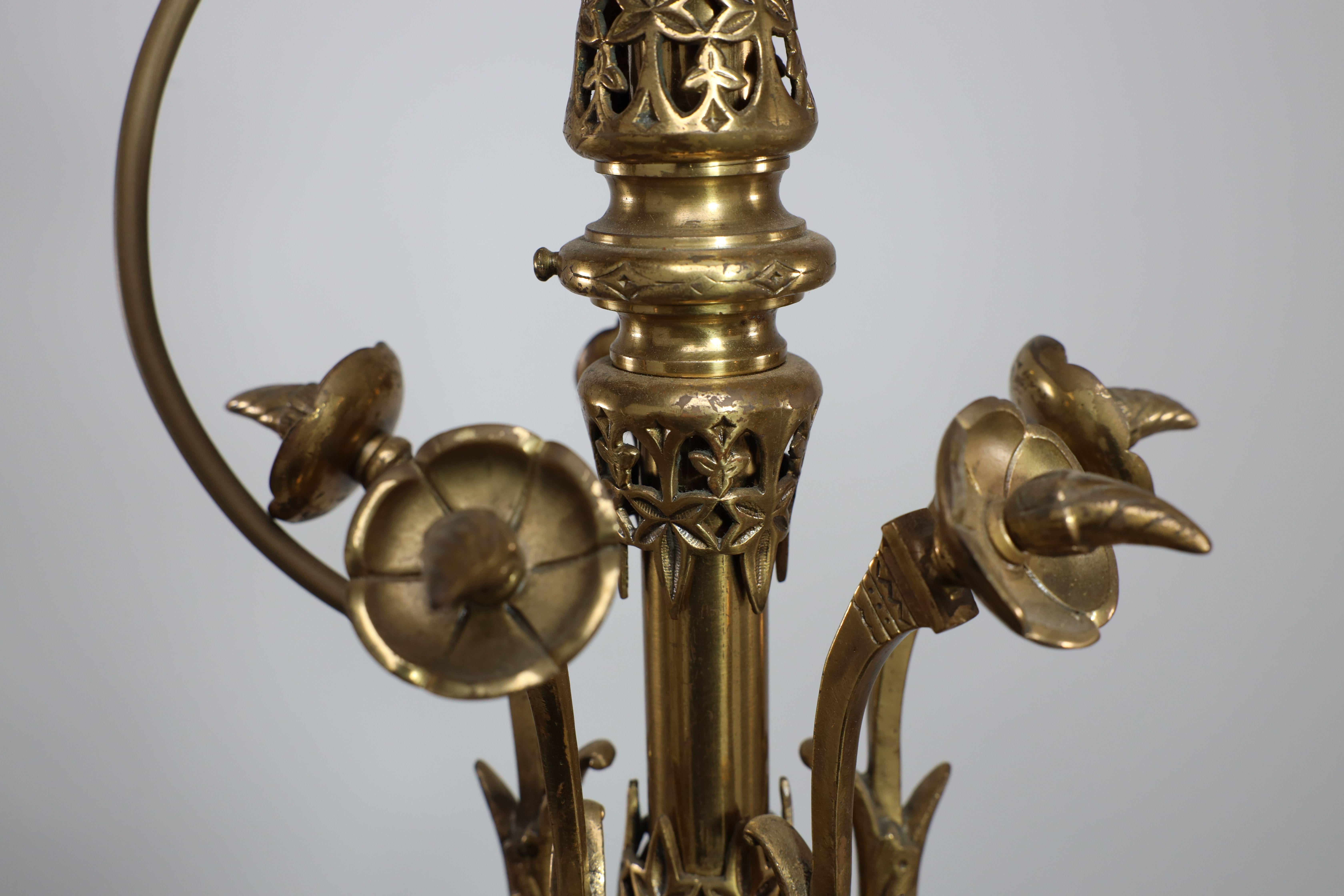 Fine XIX secolo Dr. Christopher Dresser (modo). Lampadario a cinque bracci in ottone dell'Aesthetic Movement in vendita