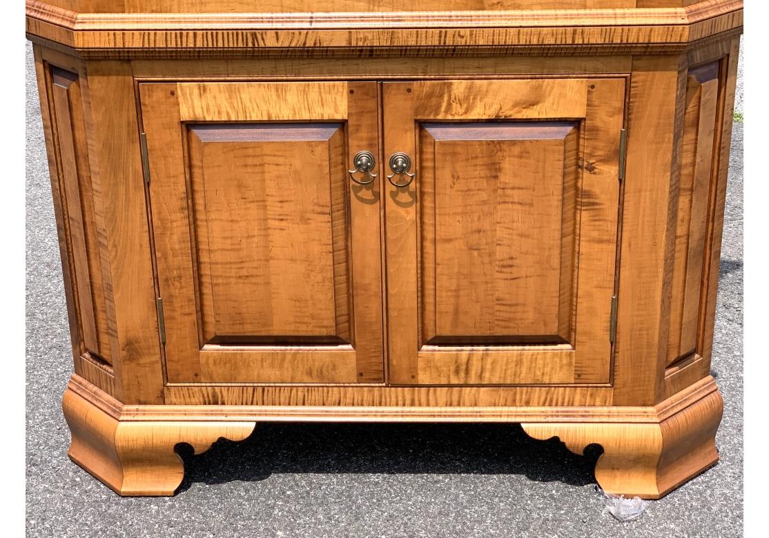 D.R. Dimes Tiger Maple Corner Cabinet In 2 Parts20th For Sale 4