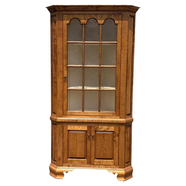 D.R. Dimes Tiger Maple Corner Cabinet In 2 Parts20th For Sale