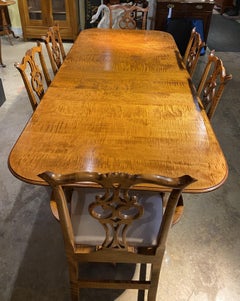 D.R. Dimes Tiger-Ahorn-Esstisch mit doppeltem Sockel und zwei Blättern und sechs Stühlen