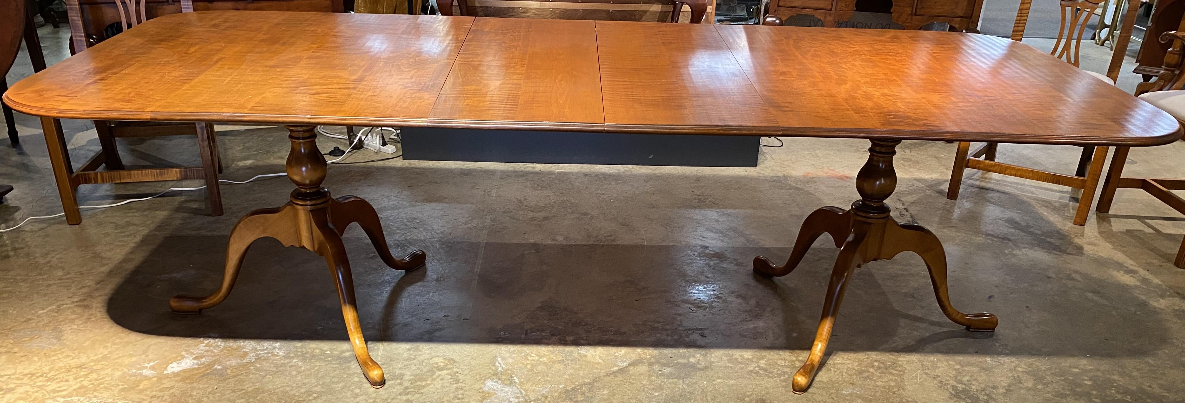 Chippendale D.R. Table de salle à manger Dimes à double piédestal avec deux feuilles et six chaises en vente