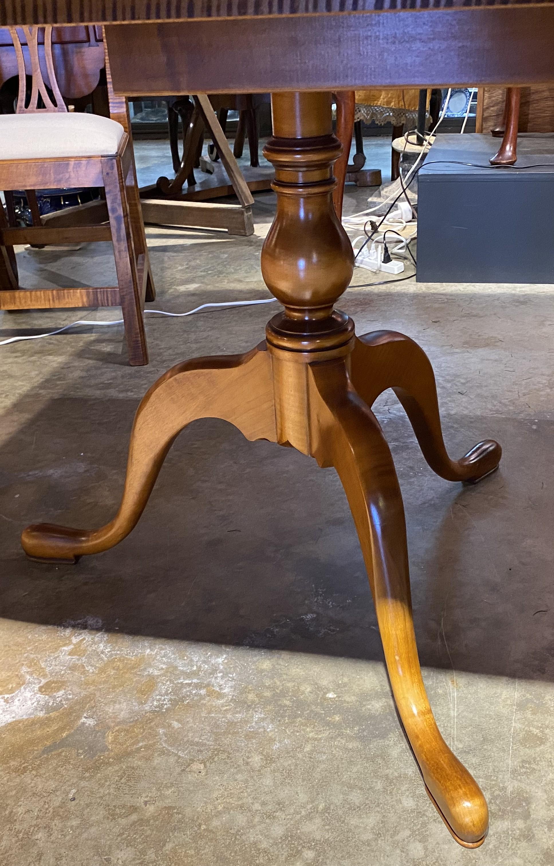 Sculpté à la main D.R. Table de salle à manger Dimes à double piédestal avec deux feuilles et six chaises en vente