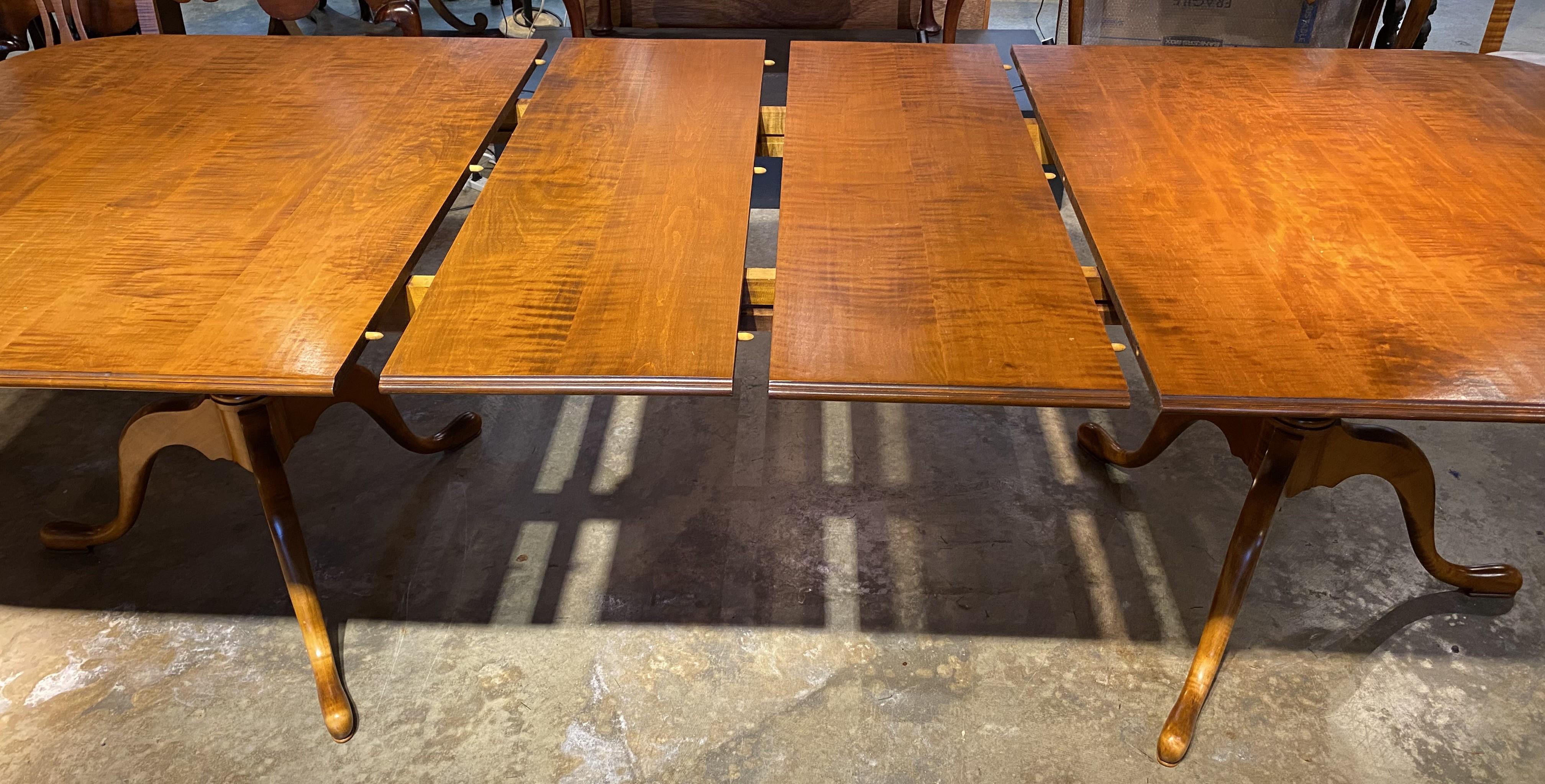 20ième siècle D.R. Table de salle à manger Dimes à double piédestal avec deux feuilles et six chaises en vente