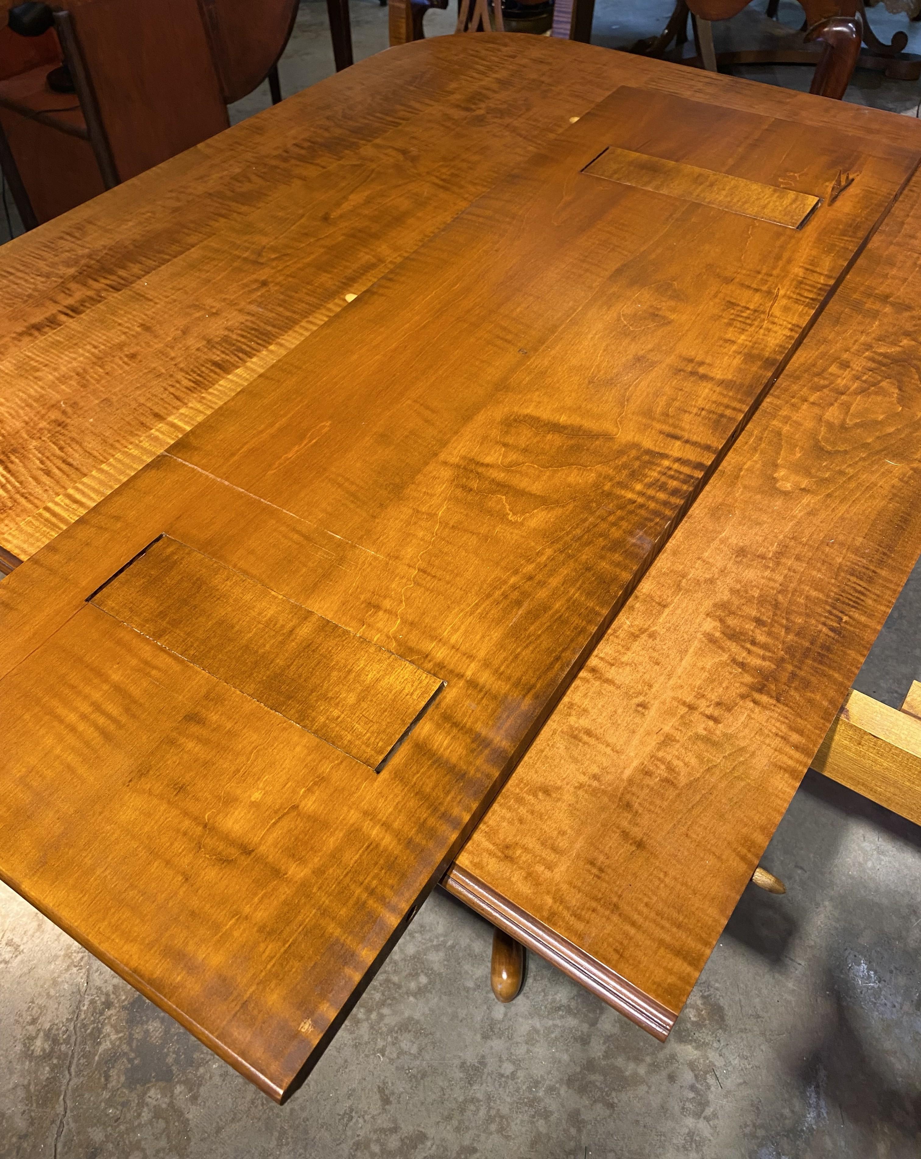 Érable D.R. Table de salle à manger Dimes à double piédestal avec deux feuilles et six chaises en vente